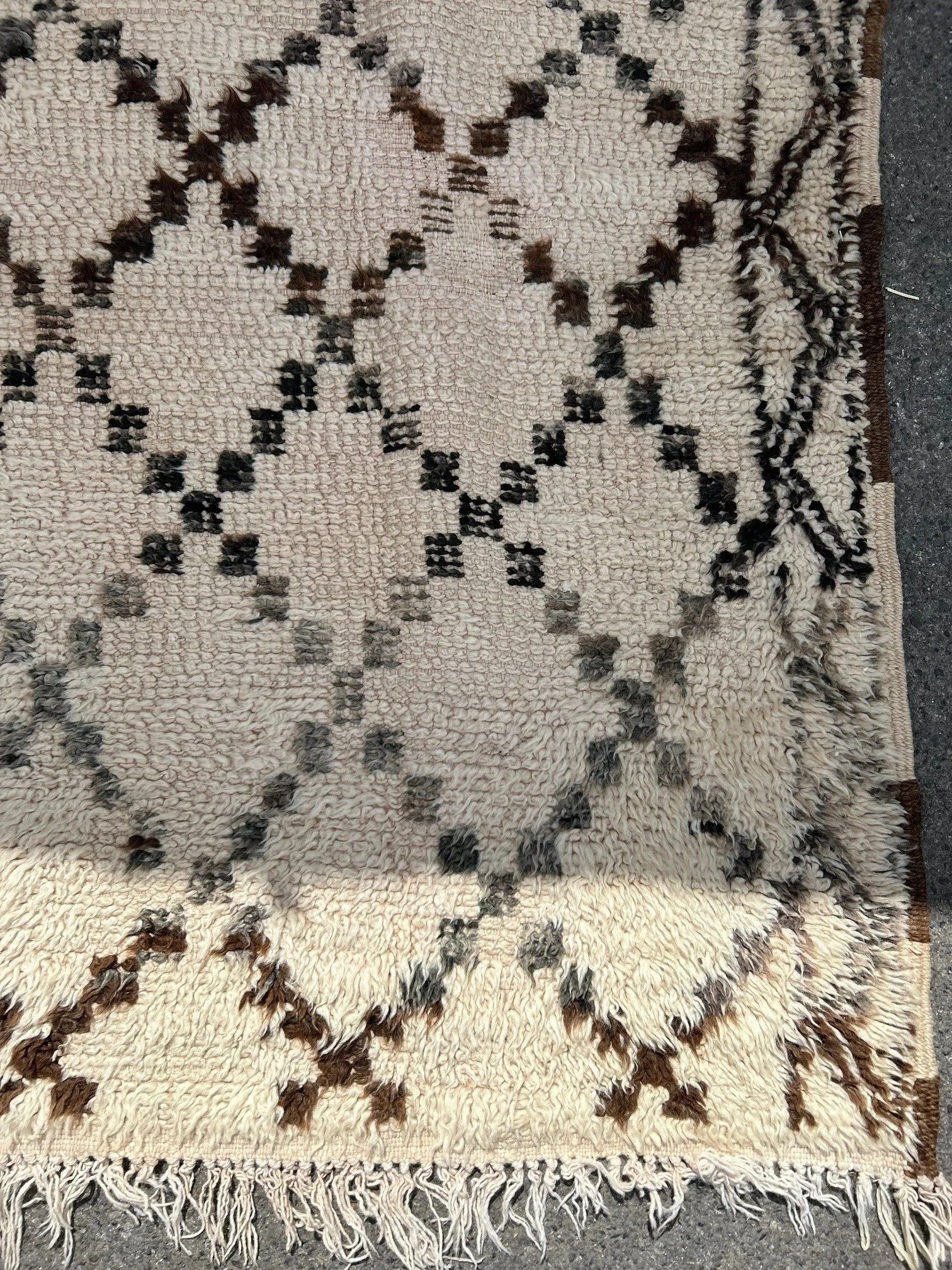 Brown+Beni+320+x+185+cms+close+up.jpg