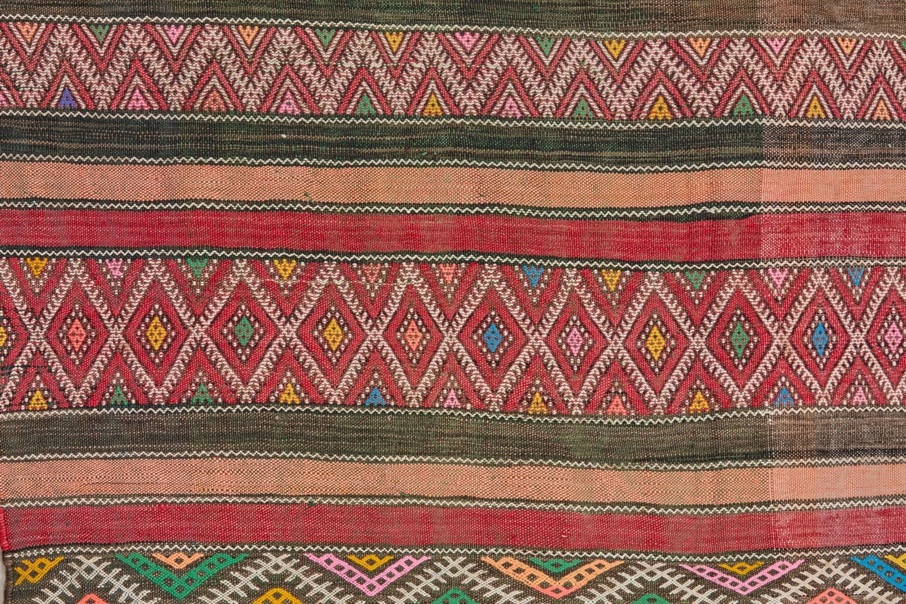 Boujad+kilim+277+x+190+cms+close+up.jpg