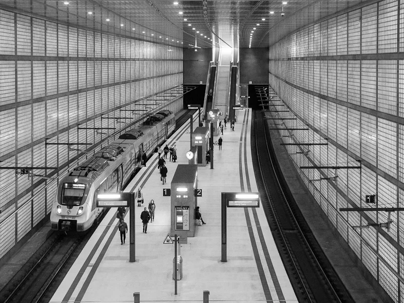 Die Bahnbeamten kontrollieren meine Fahrkarte oft schon auf dem Bahnsteig. Alle anderen Fahrgäste dürfen meistens erstmal einsteigen.
