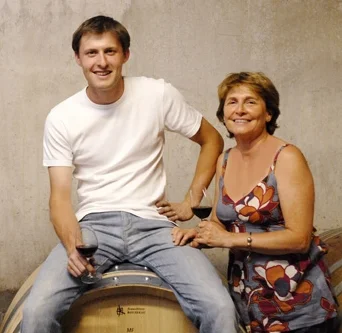 Famille Vache (Domaine La Monardière) Créée en 1987 par Martine et Christian Vache, le vignoble est situé au pied des dentelles de Montmirail Les Calades - Les 2 Monardes - Le Rosé - Vieilles Vignes