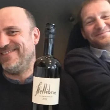 Christophe Pueyo (Saint-Émilion) La famille Pueyo fait du vin depuis 5 générations. Avec 10 parcelles réparties autour de Libourne, le vignoble fait aujourd'hui 7 ha. La vinification est bio depuis 2010 (le seul domaine à Libourne), la certification date de 2013. Christophe travaille maintenant en biodynamie et pulvérise notamment à l'aide de tisanes. L'encépagement en merlot et cabernet franc est classique. Mais on retrouve notamment une cuvée 100% cabernet franc! Elevage en béton, bois (Stockinger) ou amphore.