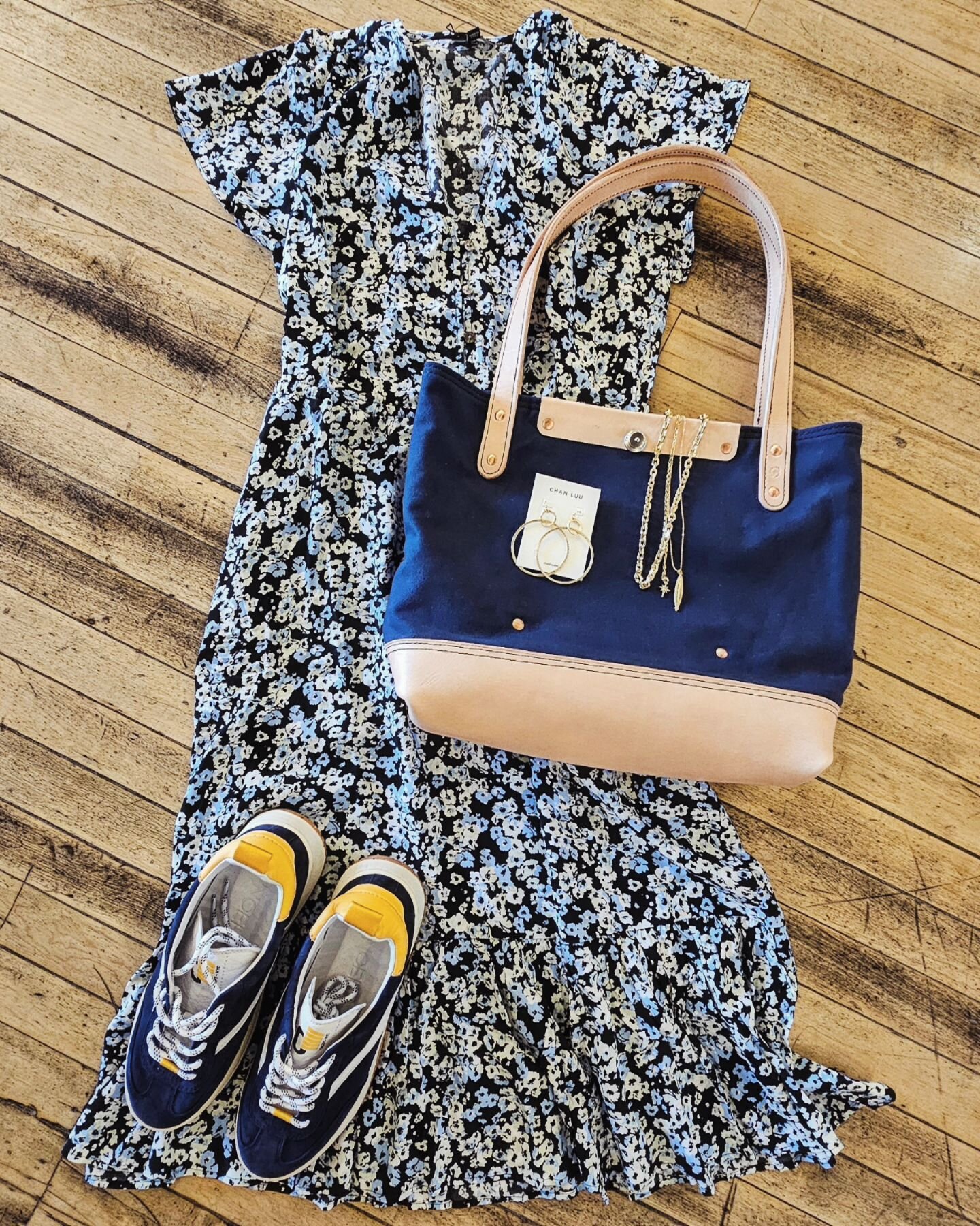 Rails dress...oncept shoes....navy blue tote.....and gold chains and large hoops to finish.....ready for vacation in April.....or ready for any occasion....Spring is coming.....

#rails #oncept #chanluu #wyominglife #wyoming #explorewyoming #travelan