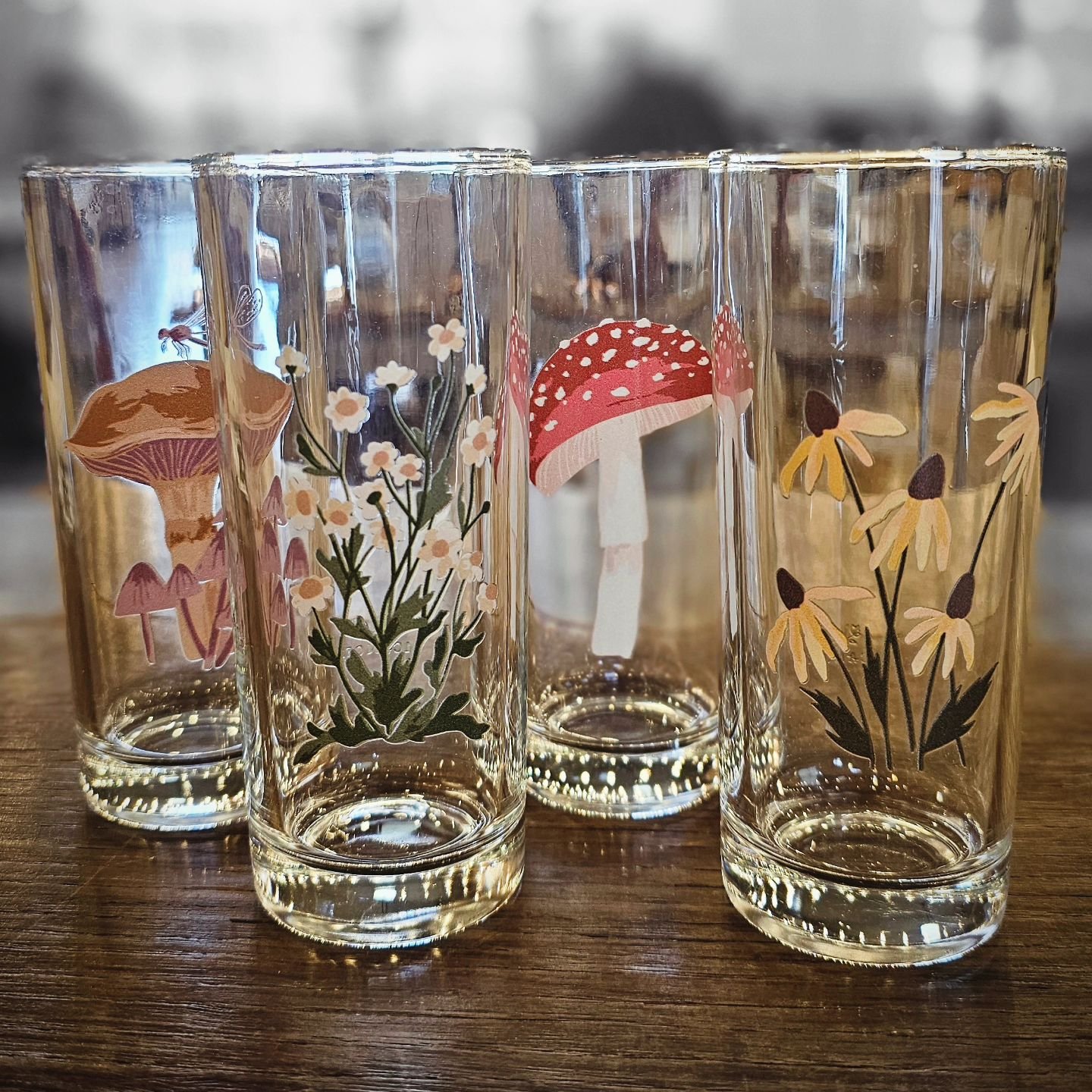 1Canoe2......roadside blooms tall juice glass set.....all women owned....Bowling Green, KY.....for those that don't know I was raised in KY.....but born in Wyoming.....so much new this week.....

#1canoe2 #thatswyoming #kentucky #wyoming #smallbusine