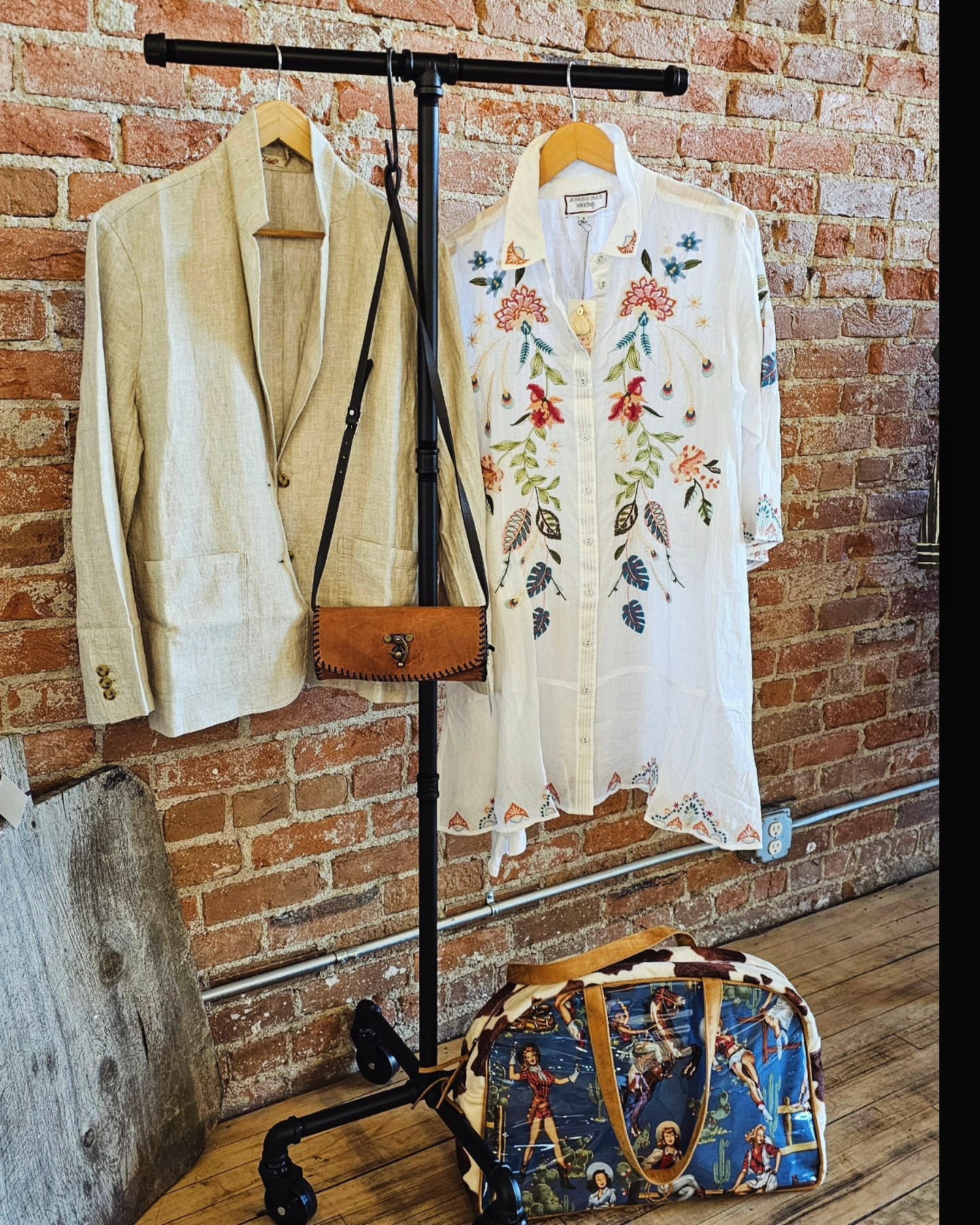Mother's Day 2024.....Johnny Was....Faherty jacket.....and purses to go with any outfit.....Thursday, Friday and Saturday buy a vase and get flowers for free.....

#mothersday #wyo #wyominglife #wyoming #johnnywas #aventi #faherty #shopsmall #shoploc