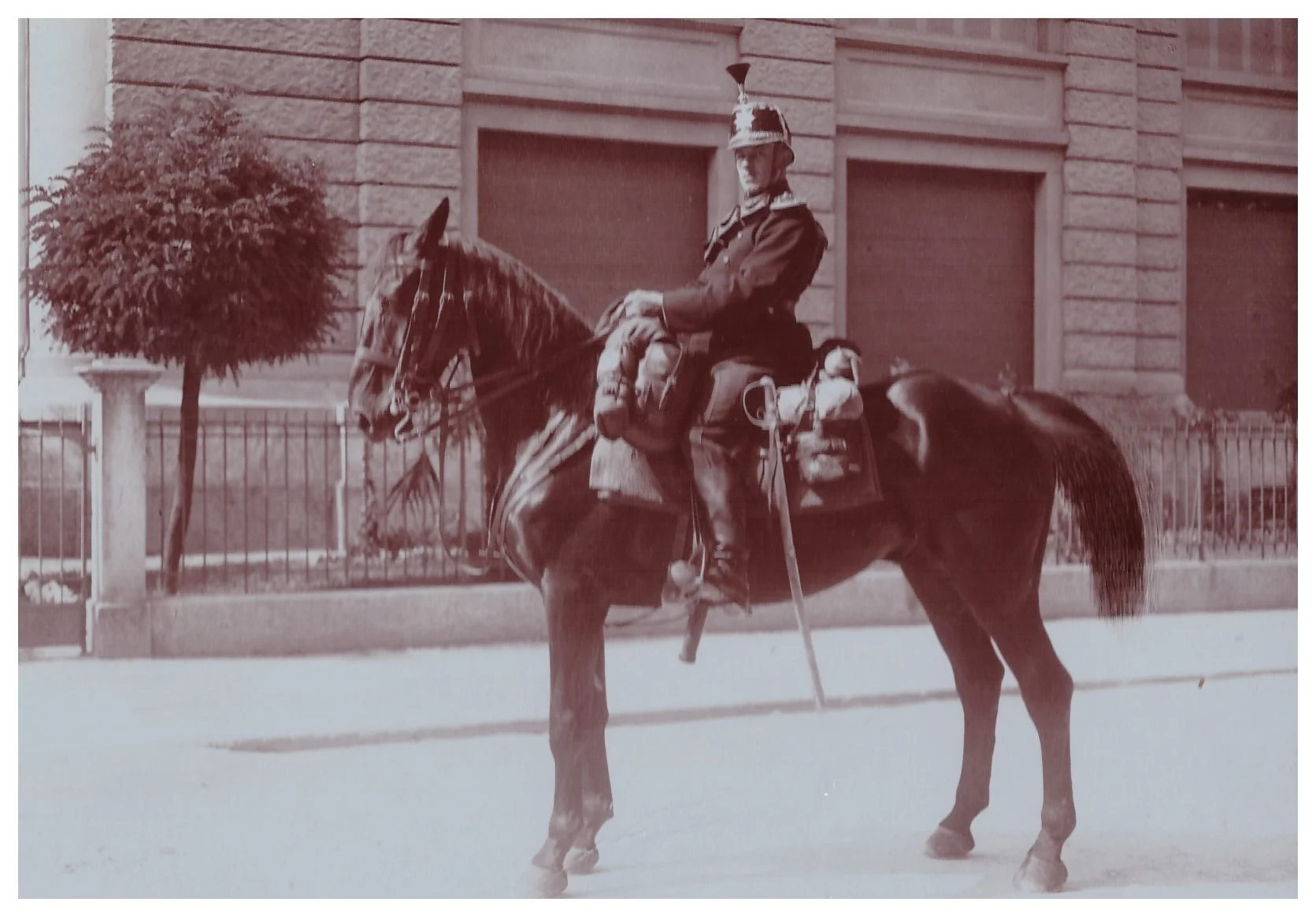 Carl posiert in Uniform, Zürich ca. 1925.jpeg