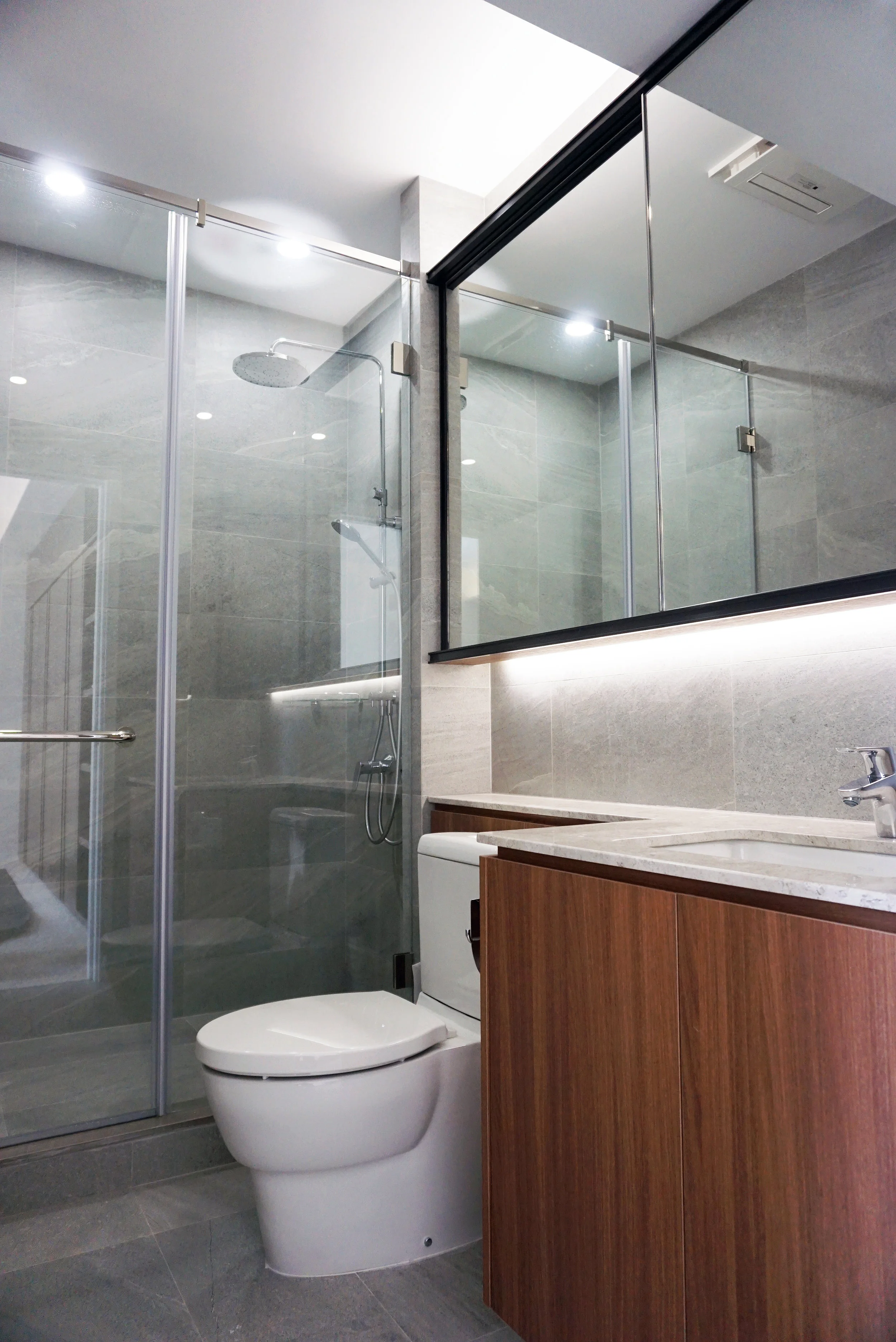 Courtyard Suite Bathroom 1.JPG