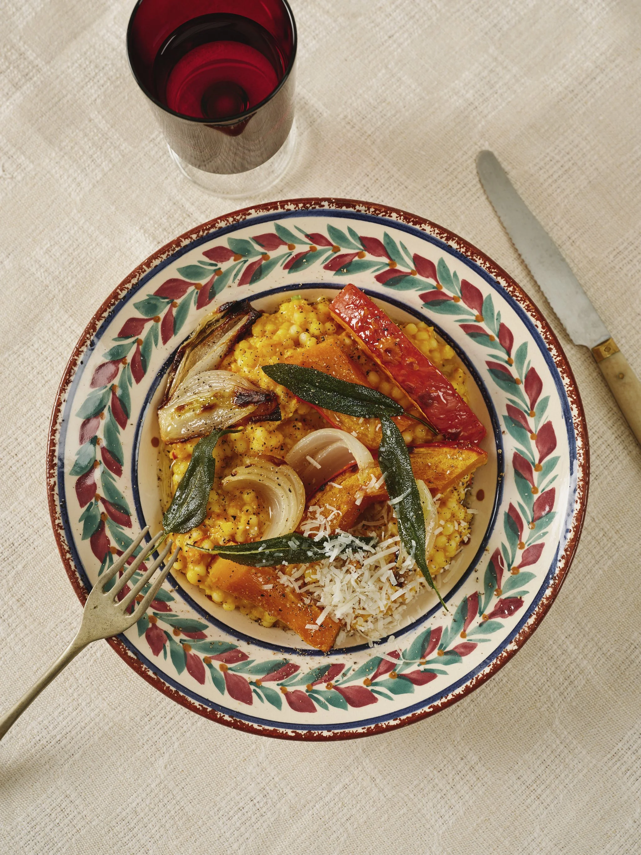 Parelcouscous met pompoen, parmezaan, salie en ui