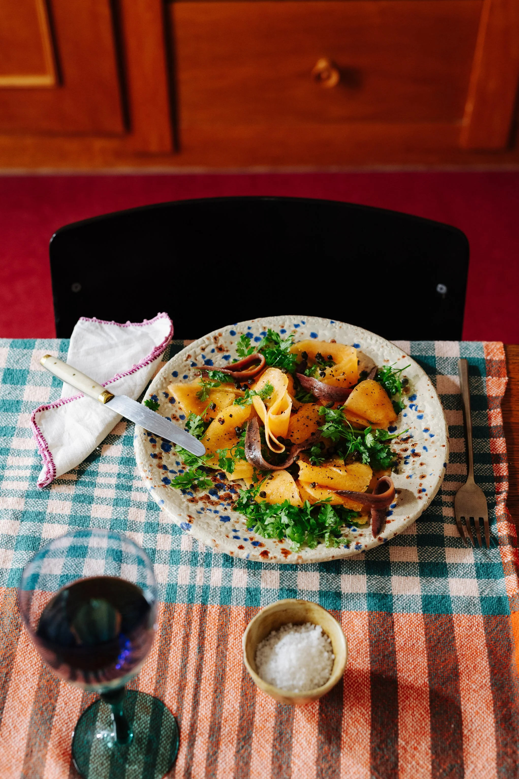 Meloensalade met gefrituurde kappertjes, ansjovis en kervel