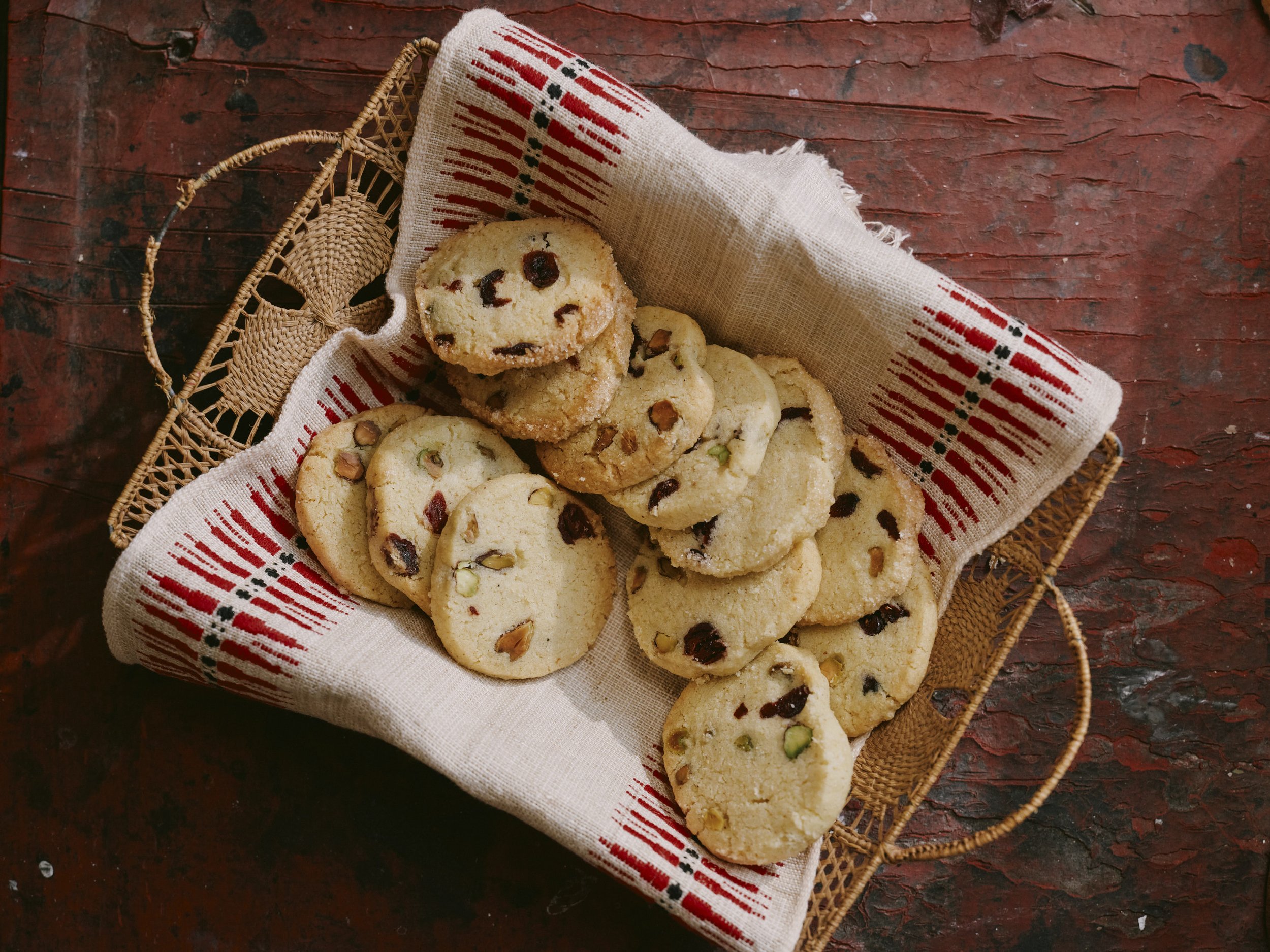 Kardemom-shortbread met pistache en veenbes