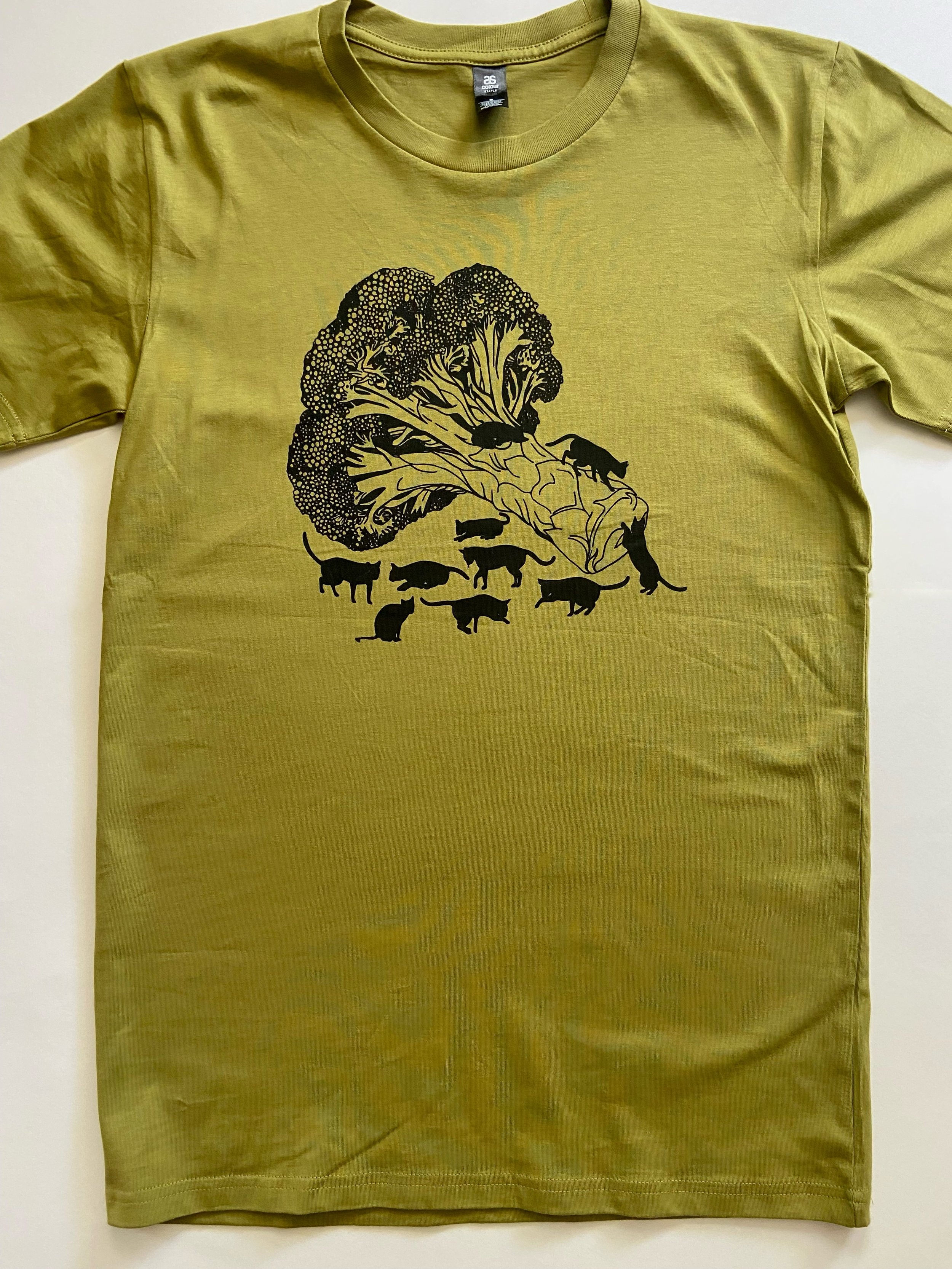Eat your veggies and pet cats! And join us tomorrow at @phxvillevegfest along with our favorite cool treat truck @bananaramasundae 🌱 🍌 
.
.
.
#vegfest #screenprinting #cats #art #vegan
