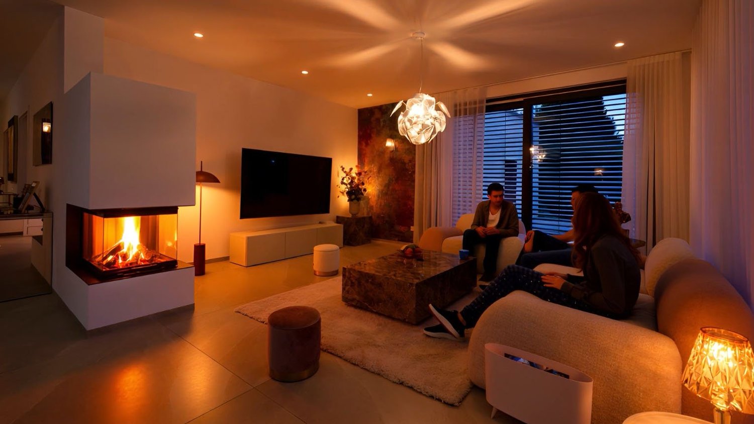 Wohnzimmer bei Nacht mit Kamin