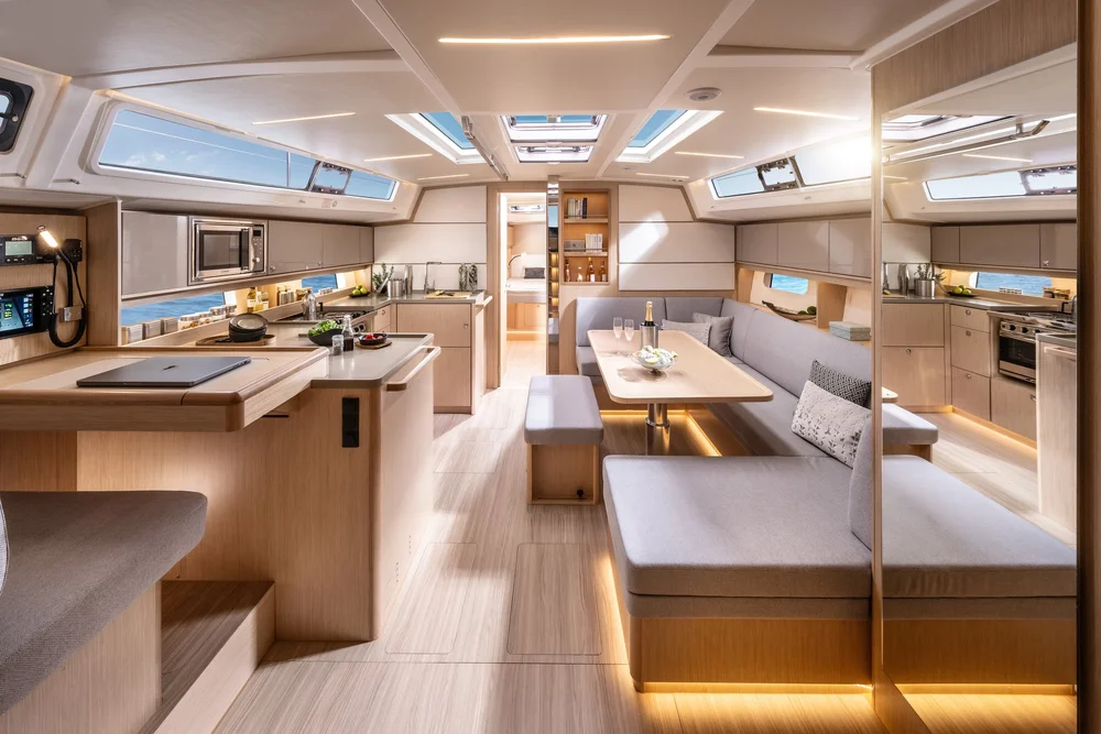 Bavaria C46 - Yacht-Interieur mit Detailfokus in Bewegung