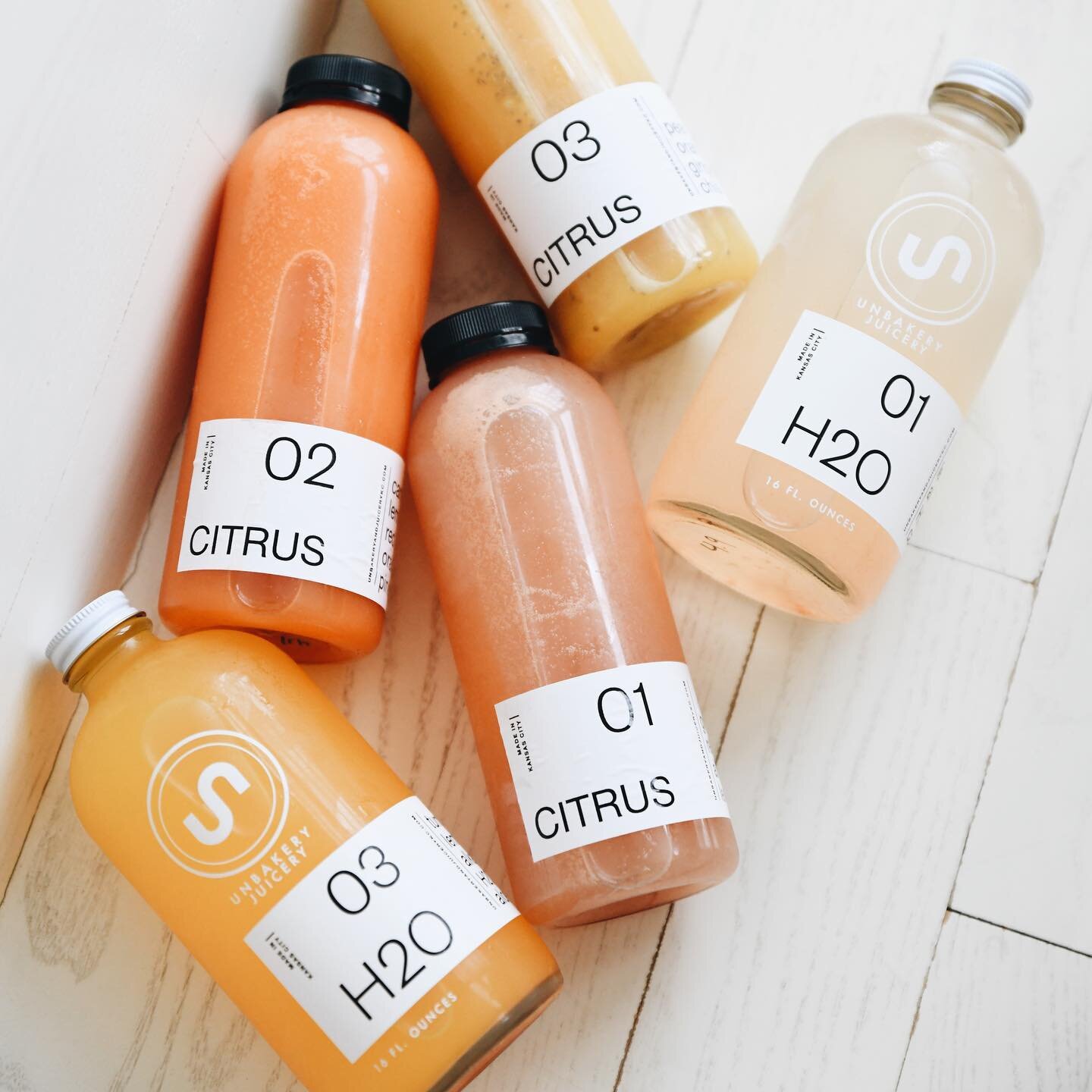 The vibes today are citrus and ALL of our citrus juices were made fresh today 😍 don&rsquo;t miss your chance to grab a fresh bottle of summer ☀️🌻