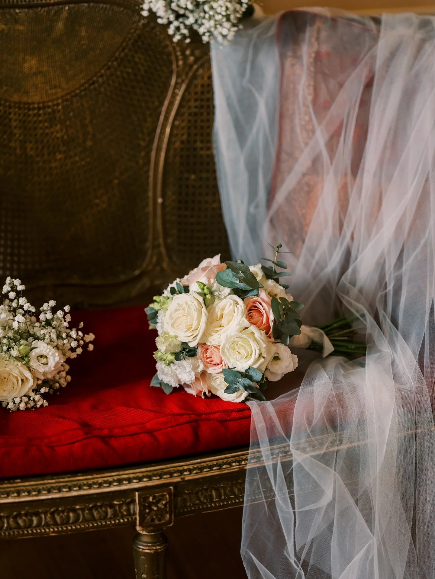 Niamh&rsquo;s gorgeous flowers from Saturday most authentic loveliest couples wedding at @gloster_house by @spring_st_flowers .
.
.
.
.