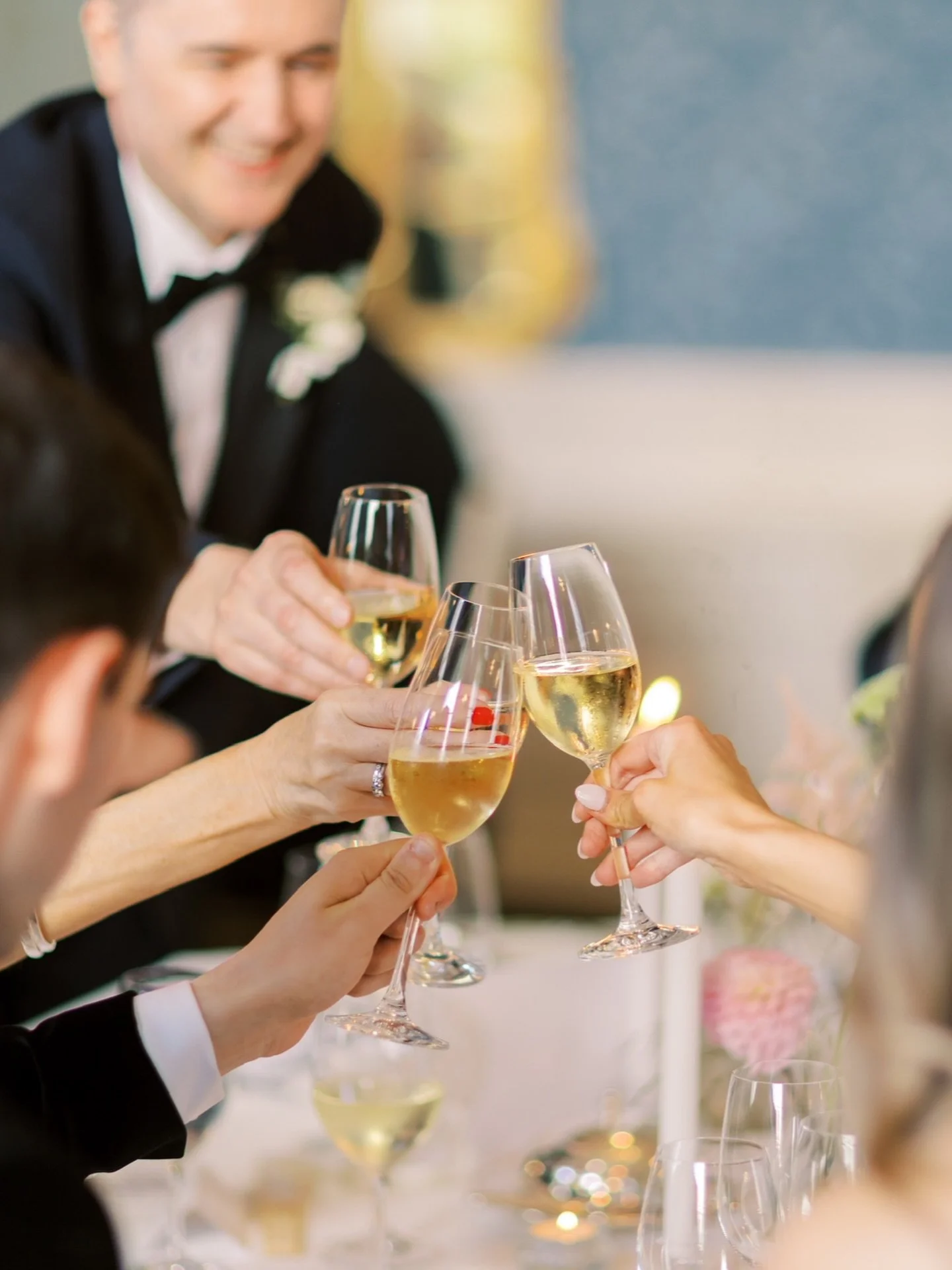 Cheers at the @merrionhotel
.
.
.
.

.
.
.
#merrionhotel #glosterhousewedding #glosterhouseweddingphotography #glosterhouseweddingphotos