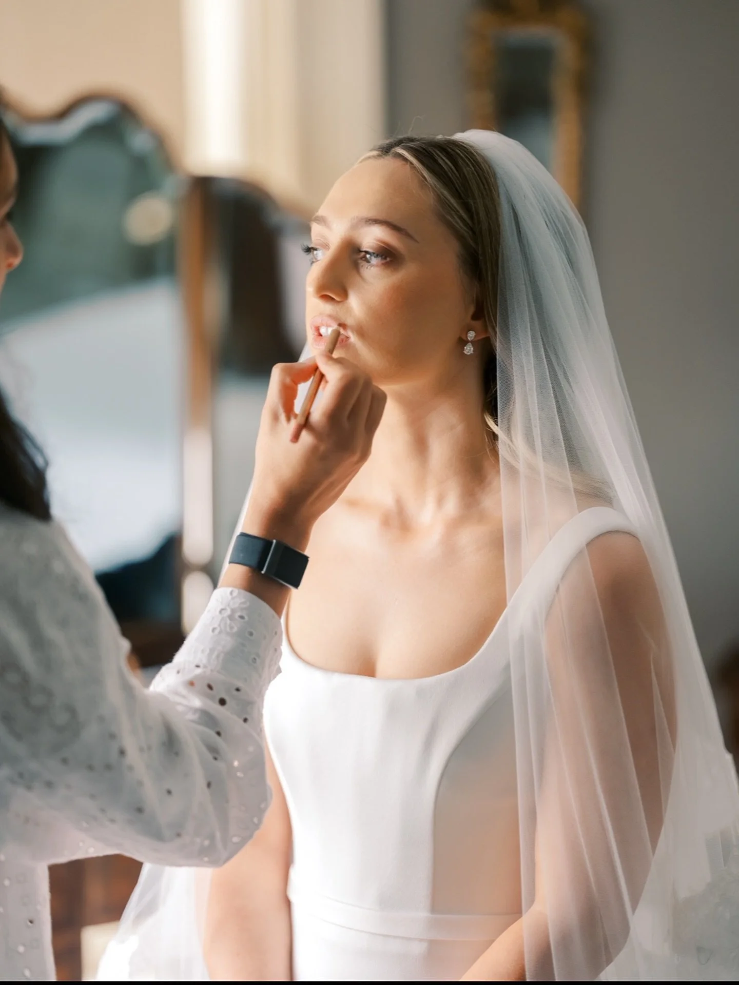 Laura 🌹make up arm @nasgmakeup ☺️ @clonabreany 
.
.
.
.
.
@clonabreany @laurastephen93 #castleleslieestate #castleleslie #adaremanorhotel #american #castlewedding #ireland #irishcastlewedding #weddingcouple #irishcastles #coupleportrait #weddinginsp