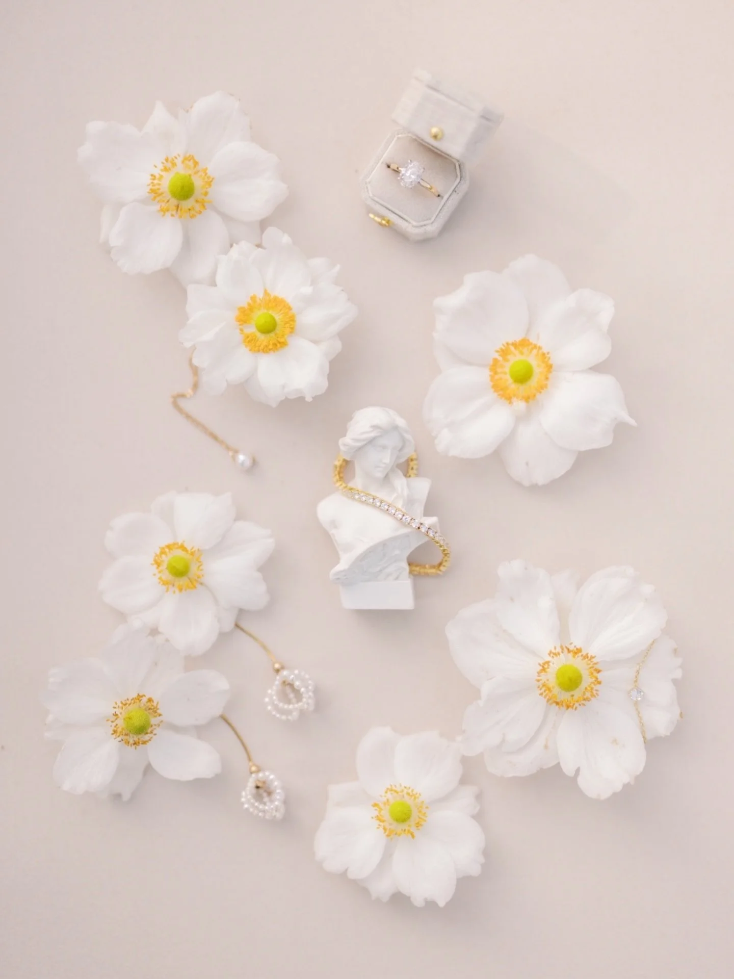 Beautiful Gloster house flowers from the garden 🌹
.
.
.
.
.

.
.
.

 #castlewedding #ireland #irishcastlewedding #weddingcouple #irishcastles #coupleportrait #weddinginspiration #usawedding #castlewedding #irishcastlewedding #niamhsmithphotography #