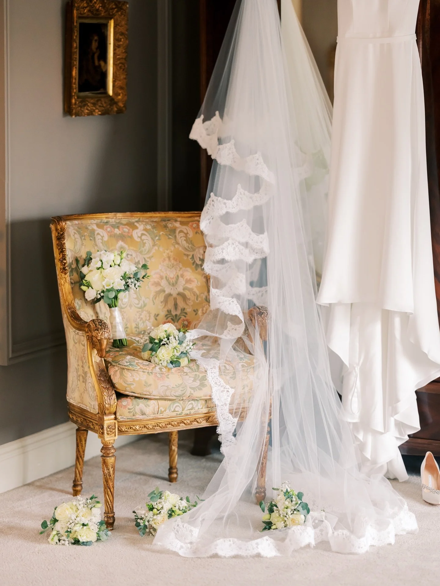 @clonabreany @laurastephen93 - Soft glow, quiet confidence, and a modern kind of romance
.
.
.
.
#clonabreanyweddings #clonabreanyhouseweddings #clonabreanyhousephotography #irishweddingphotographer