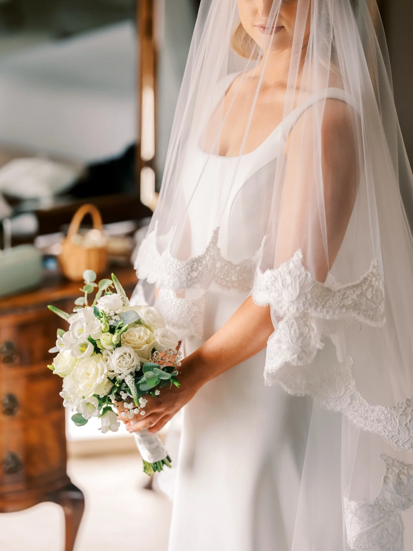 @clonabreany @laurastephen93 - Soft glow, quiet confidence, and a modern kind of romance
.
.
.
.
#clonabreanyweddings #clonabreanyhouseweddings #clonabreanyhousephotography #irishweddingphotographer