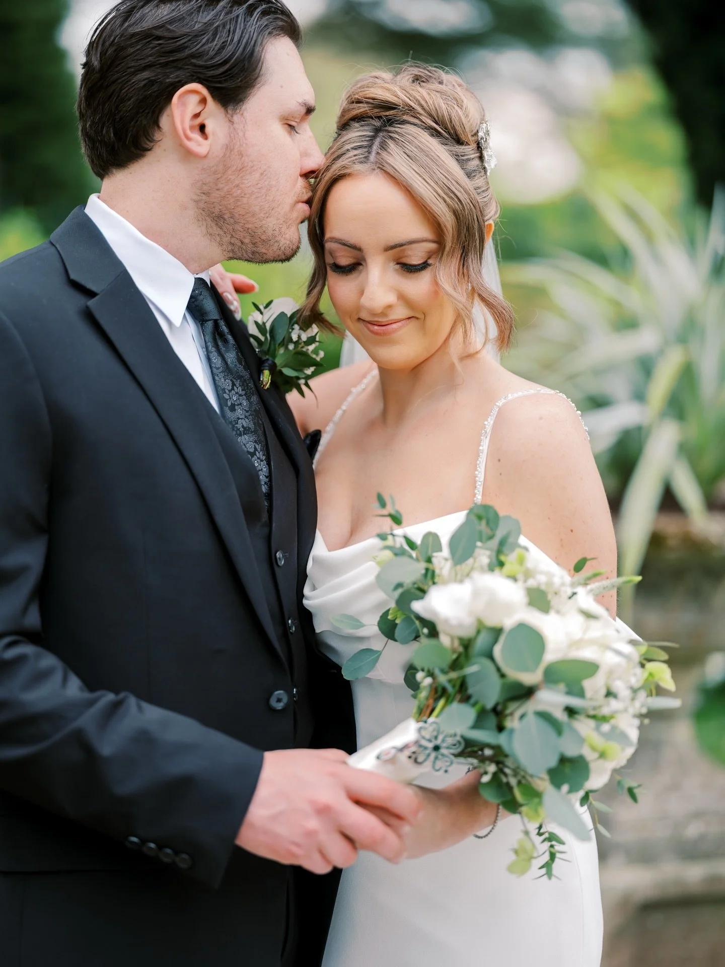 A first look like this 🤍
At Tankardstown House, these two travelled from Boston and chose to exchange private vows before the day began.

Just the two of them, no distractions. A quiet moment to take it all in, say what really matters, and be fully 