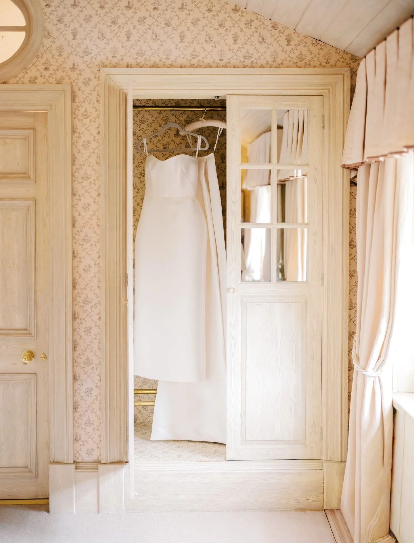 Maureens gown hanging at the Cliffs of Lyons in Kildare Ireland. 
.
.
.
.
#luxuryirishwedding #irelanddestinationwedding #cliffsoflyons #destinationweddingireland #irishluxurywedding kildareweddingvenue fineartweddingphotographer DestinationWedding I