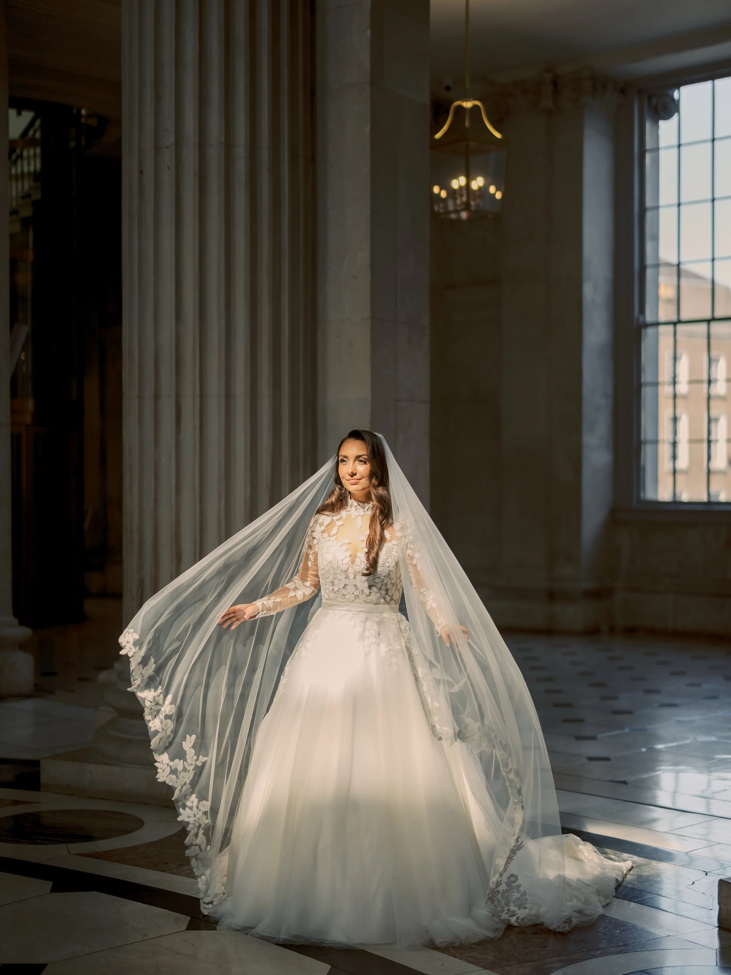 Luke &amp; Shannon travelled from England to celebrate their wedding at Dublin City Hall, and it could not have felt more timeless ✨

Dublin City Hall always creates the perfect atmosphere for intimate weddings, and these two made it feel effortlessl