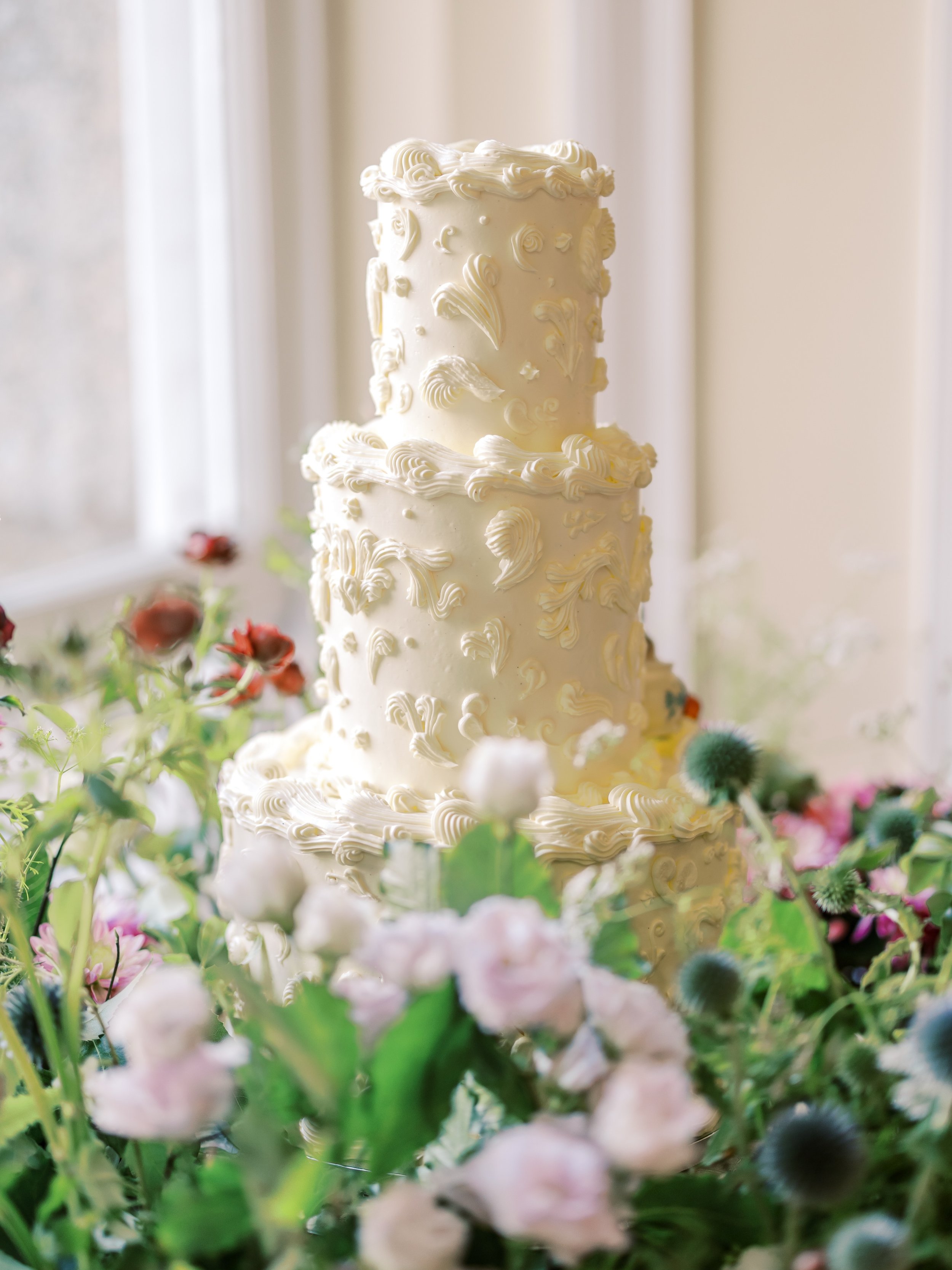 Beautiful cake by @thefoxandtheflour in a meadows created by @wild_bunch_flowers @powerscourt_estate