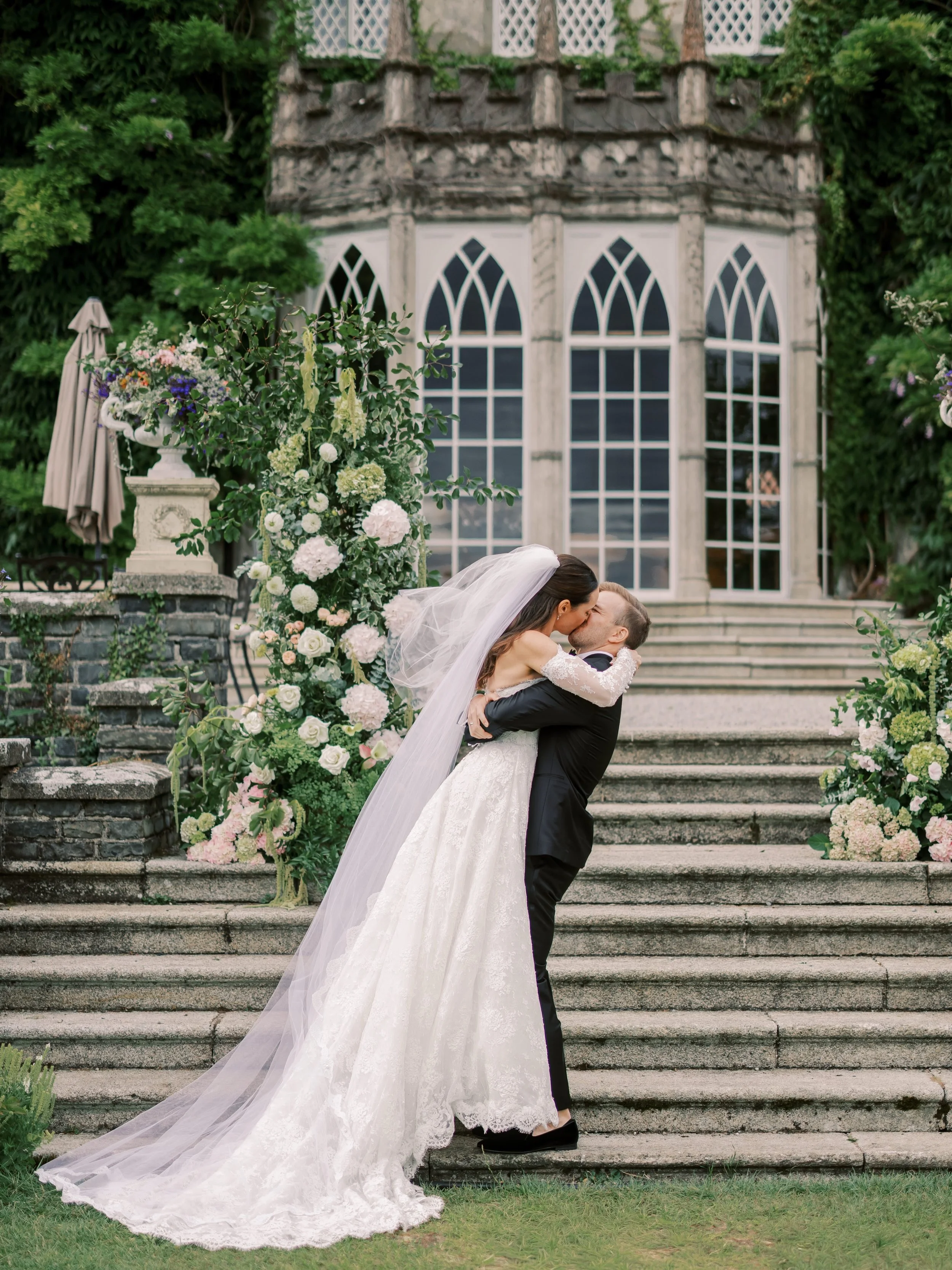 One of the most joyous couples, Julia and Jack from last months American Irish Wedding at @luttrellstowncastleresort 
.
.
.
.
.
.
.
.
Team on the day 
🍃 Ceremony @luttrellstowncastleresort 
🍃 Venue @luttrellstowncastleresort 
🍃 planner @nessaloves