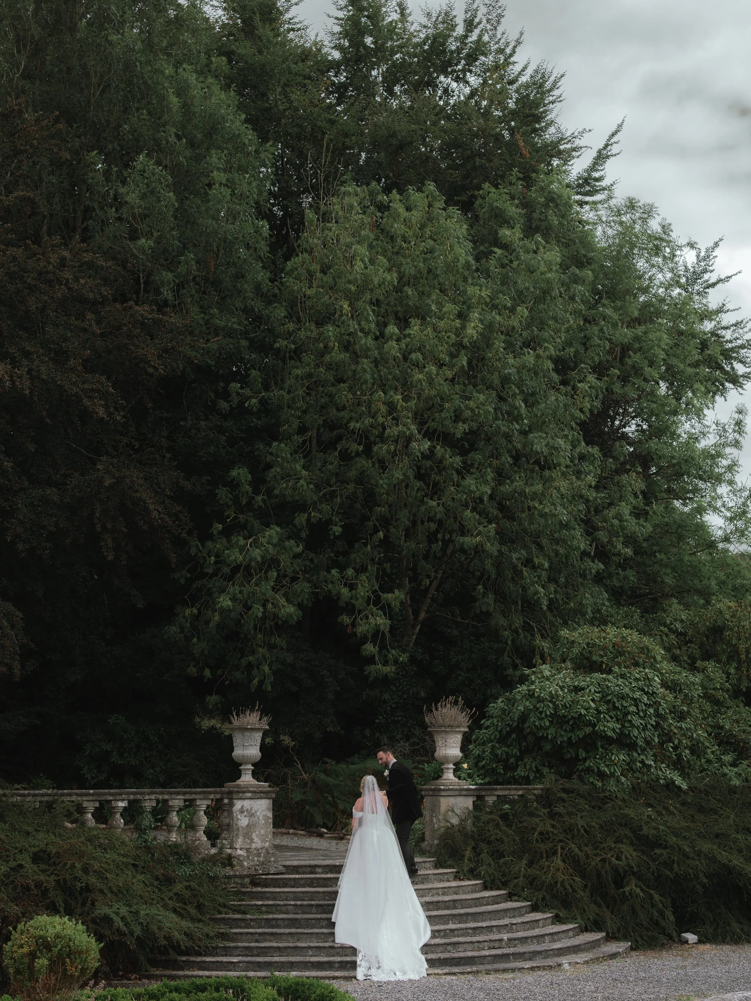 Back to this beautiful day at @gloster_house with @natalieconnolly__ and Patrick. They both trusted me wholeheartedly, and together we created the most beautiful images.

Thank you both so much for your trust. ❤️

#irishcastlewedding #glosterhousewed