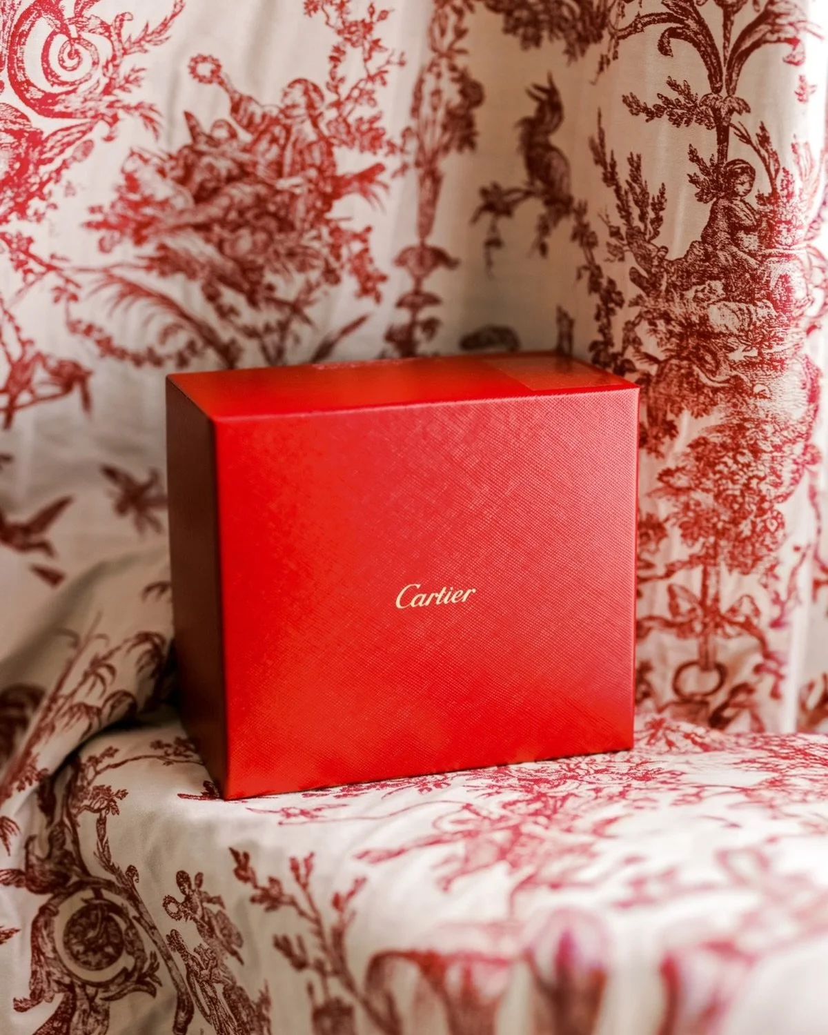 A little box of forever 🤍✨ The Cartier box that started the wedding morning &hellip;.
.
.
.
#DublinWeddingPhotographer #merrionhotel #DublinCityHallWedding #cartier #merrionhotelweddingphotographer IrelandWeddingPhotographer themerrionhotel Editoria