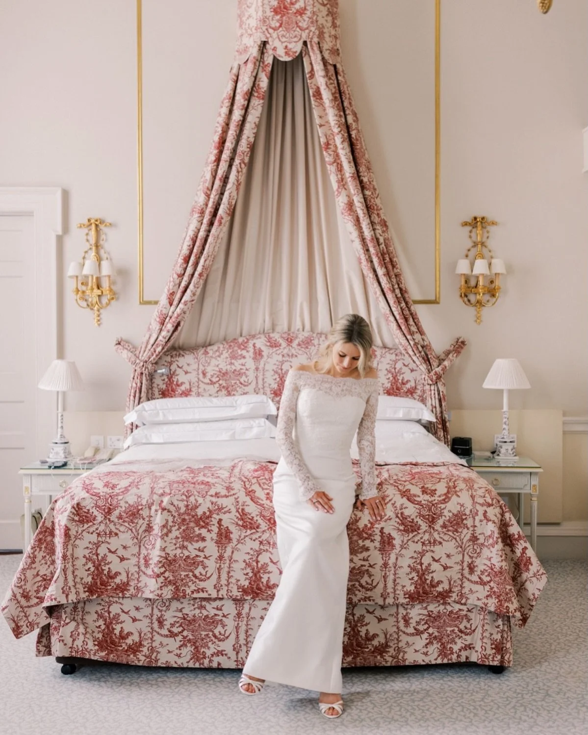The most perfect light in this Bridal Suite @merrionhotel 
.
.
.
.

Team on the day 

🍃 Venue @merrionhotel 
🍃 Make up @michelle_kinsella_makeup 
🍃 Hair @cashmandjmc 
🍃 bride @moniquelhuillierbride 
🍃 lace top @aoife_kennedy_paris 

.
#DublinWed