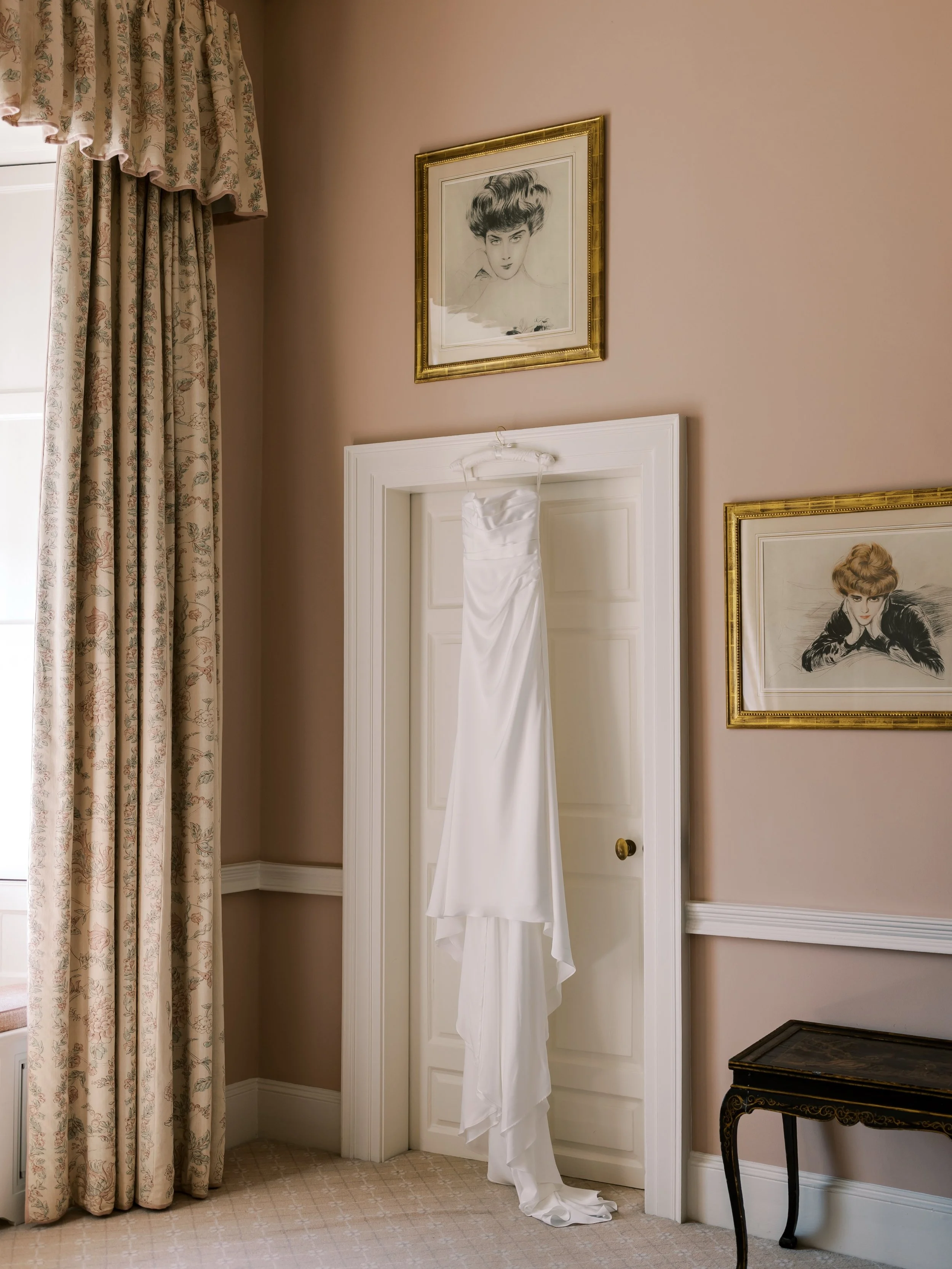 The most perfect details @cashelpalace 
.
.
.
.
.
 .
🍃 Venue @cashelpalace 
🍃 flowers @theirishflowerfarmer 
🍃 shoes @christion.dior 
🍃 content @blissfulcontent_ 
🍃 film @whiteandgold.films 

#cashelpalace #cashelpalacehotel #cashelpalacewedding