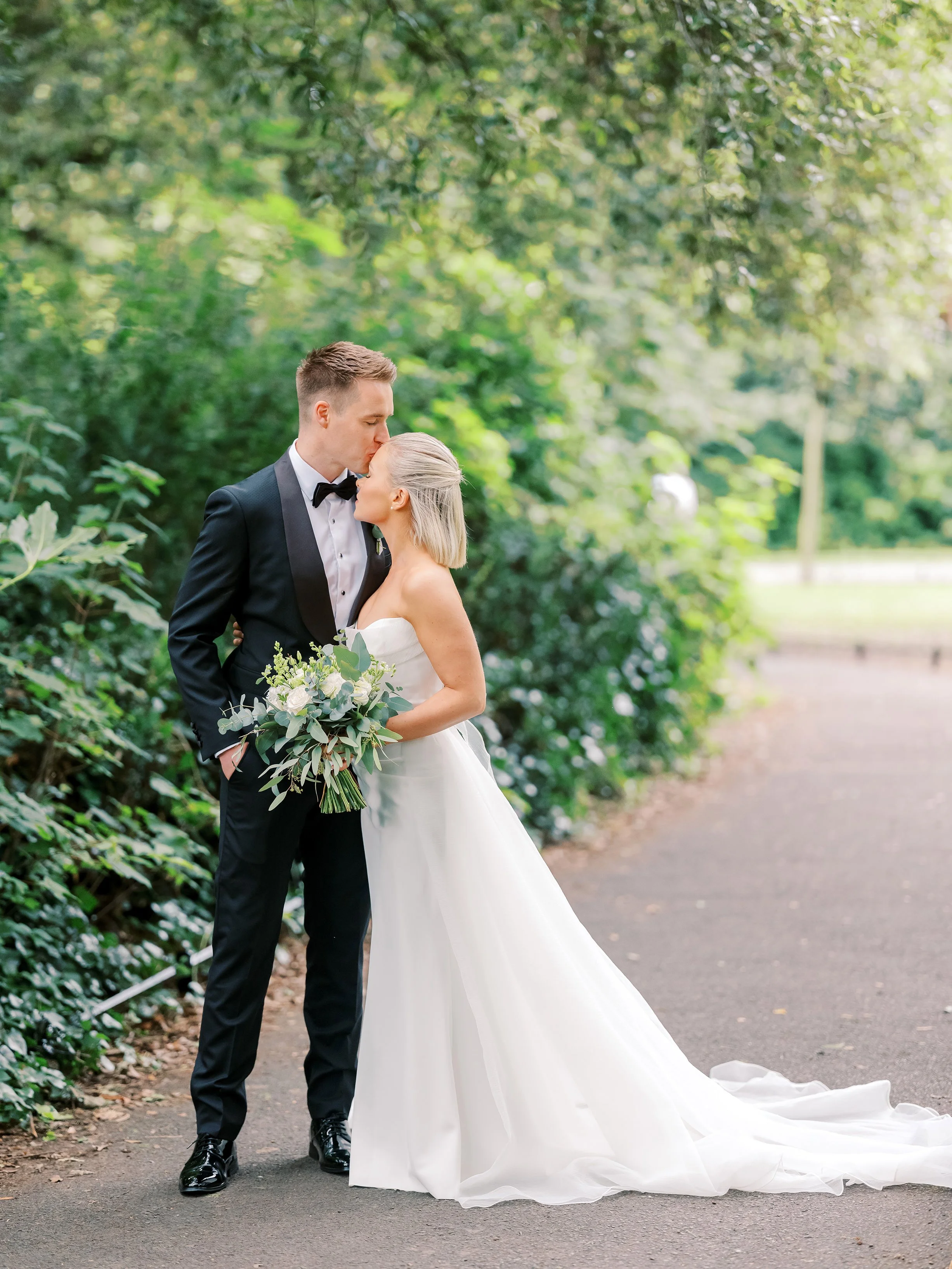 A timeless newlywed moment in St. Stephen’s Green, Dublin, celebrating love in the heart of the city.