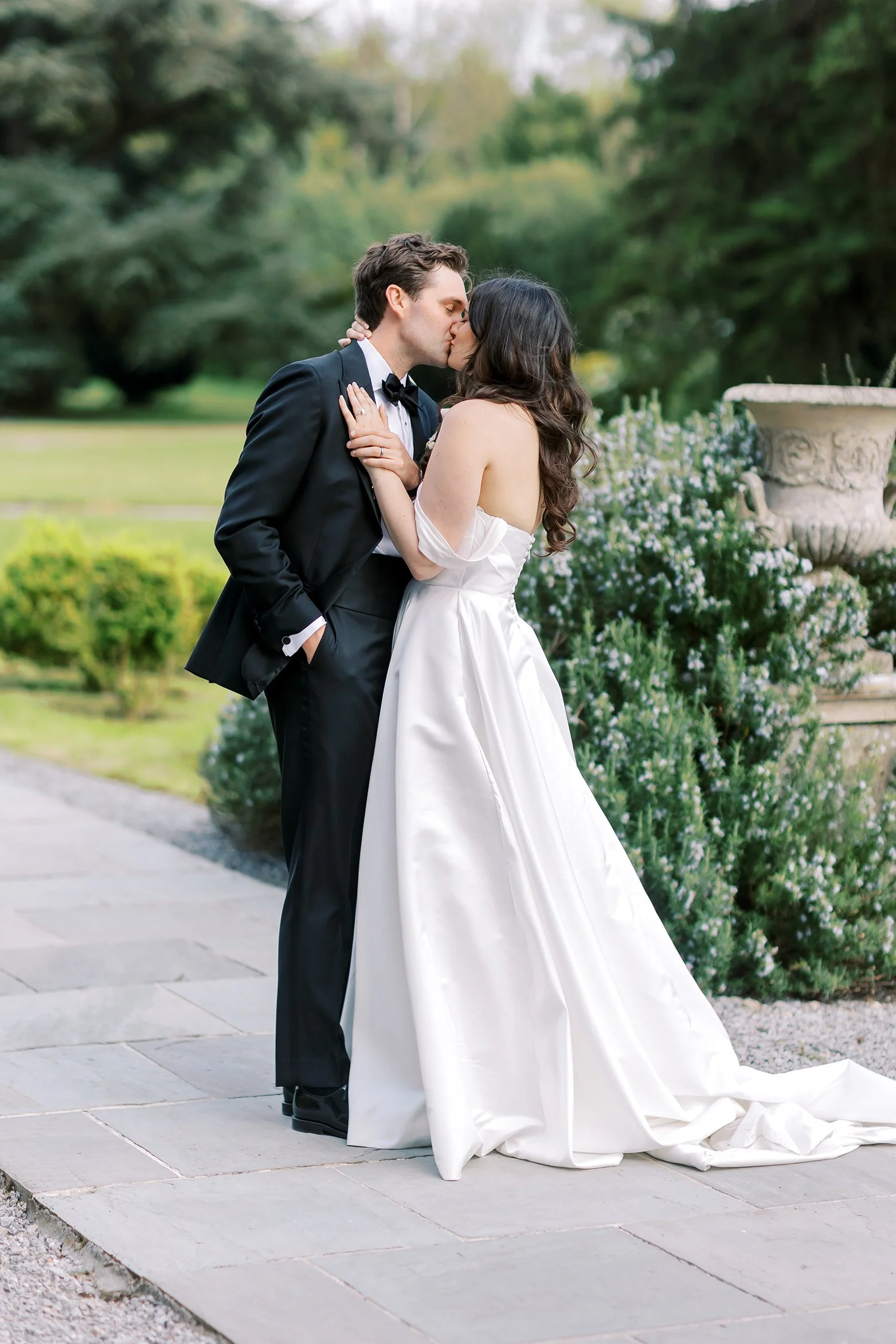 Couple Kiss on the steps of Gloster House