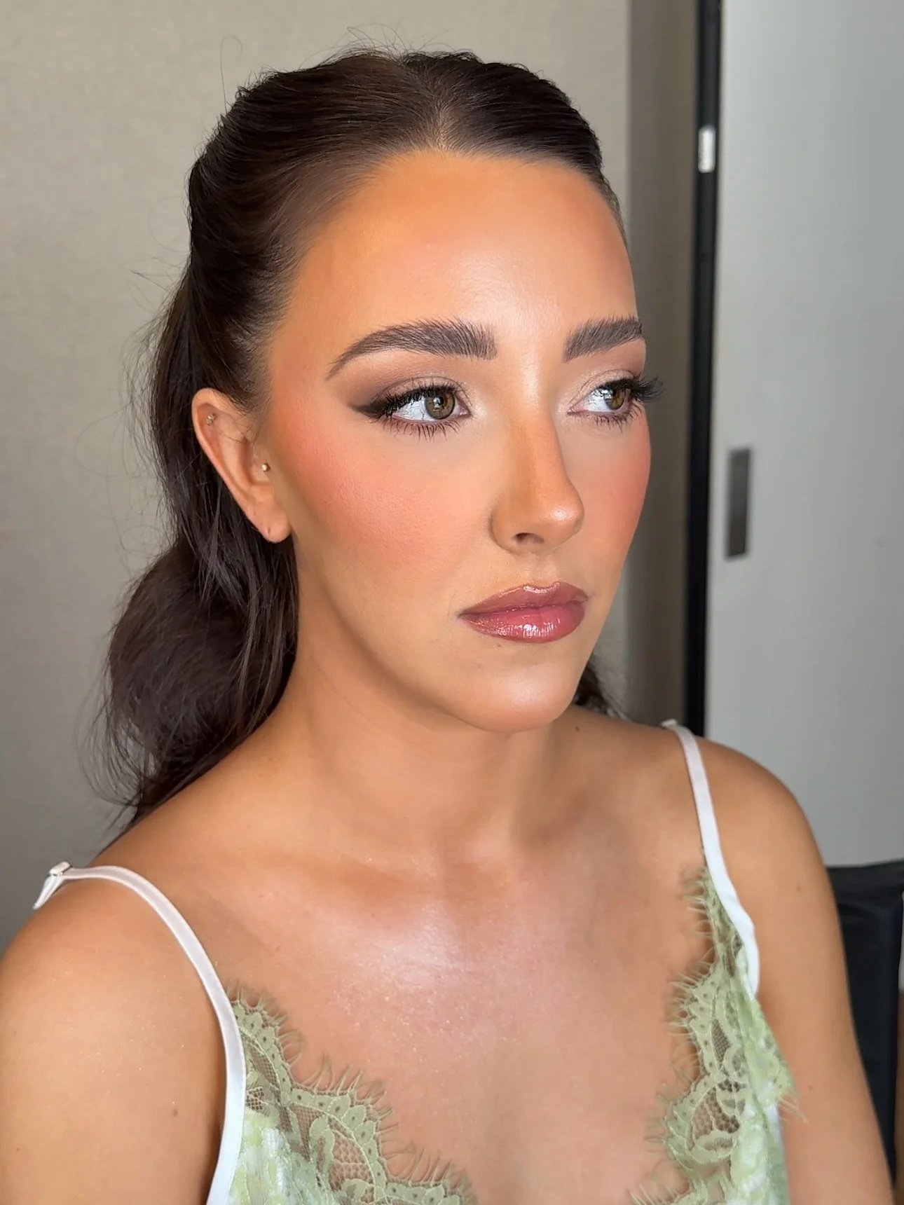 This look deserved a permanent spot on my feed &amp; should be used as your bridal inspo at your trial 😉🤍
-
@ashleynickell 
@allybesaw 
@cleglospraytans_ 
-
KEY PRODUCTS:
@peachandlily glass skin serum &amp; spray
@saiebeauty super gel glow primer
