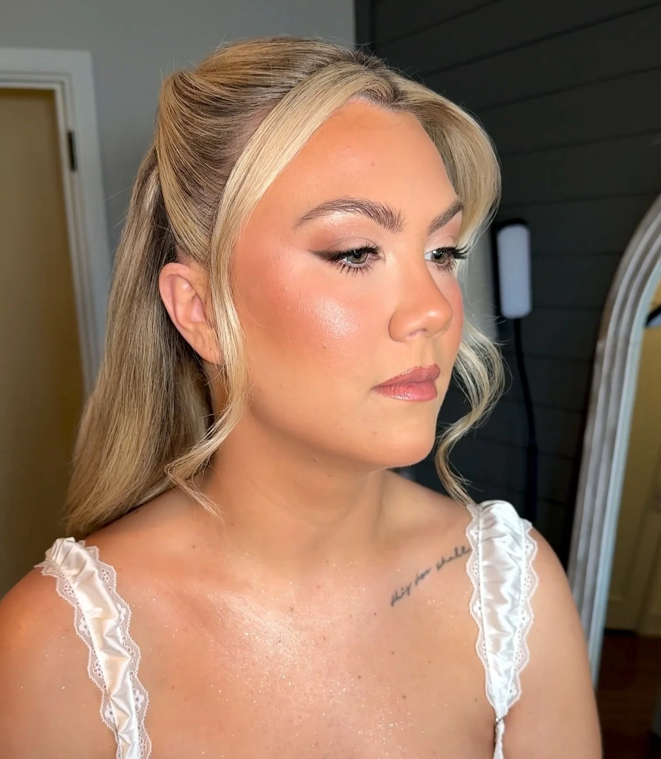 Obsessed with a soft eye and complexion that goes on like butter 🧈😍
.
@e.maxx11 
@marlainamarie.hair 
@tudorhouseatmasonscove
