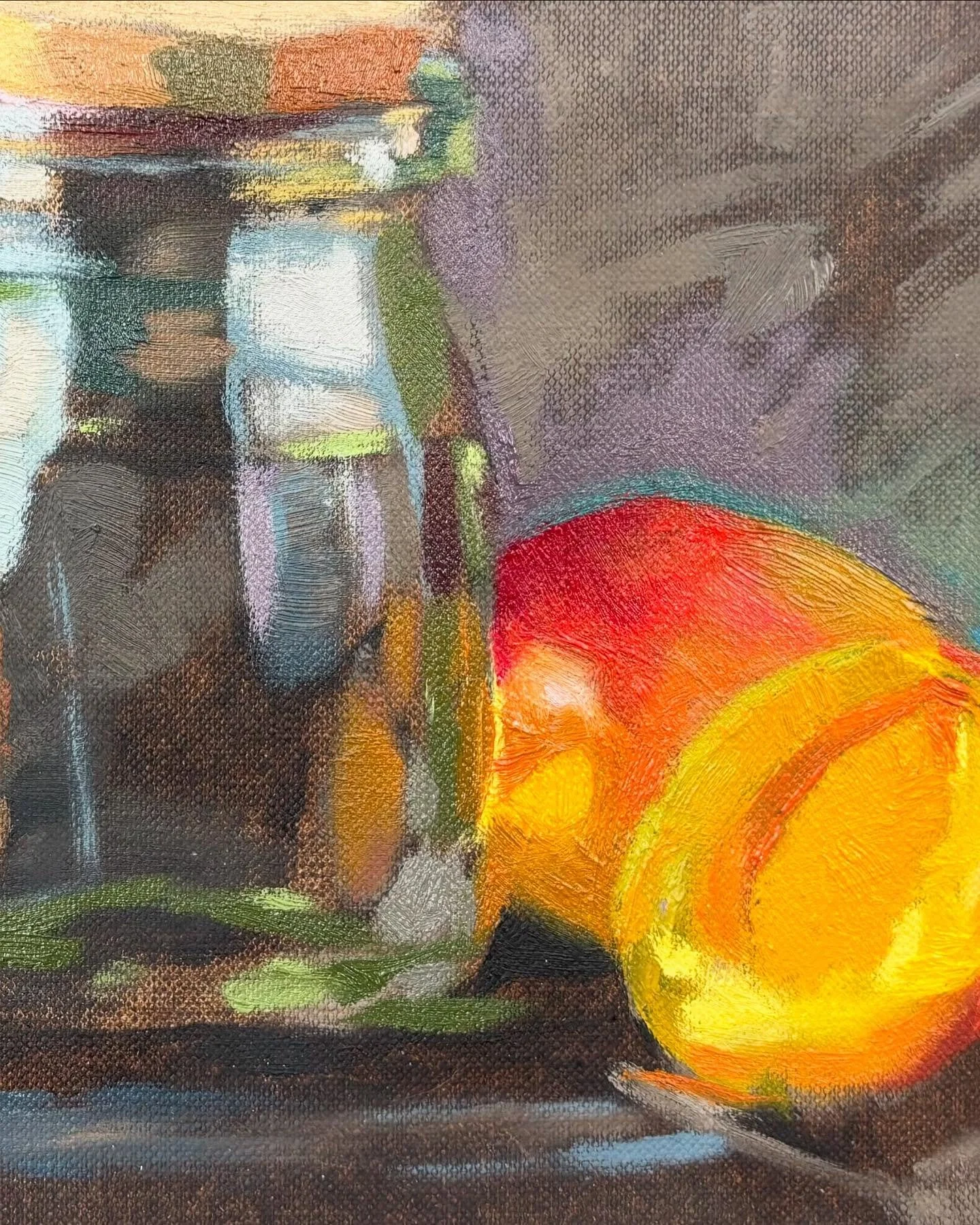 Really enjoyed playing with the colour relationship between the jar and apricot today in this demo. A lot of interesting abstraction going on in the glass #colourtheory #colourmixing #oilpaint #apricot