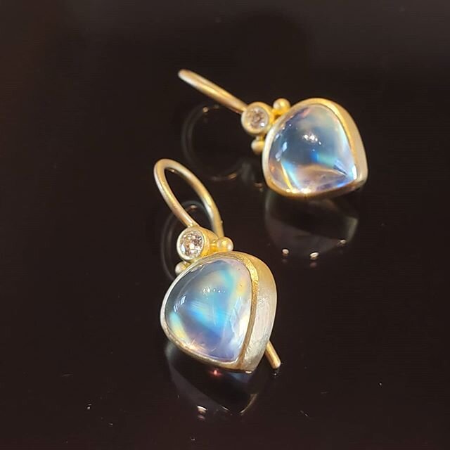 Gorgeous blue #moonstone from Manu/Blue Moon
#22 #handmadejewelry #timelessdesign #designerjewelry #futureheirlooms #handcraftedjewelry  #denisebetesh #bluemoonstone