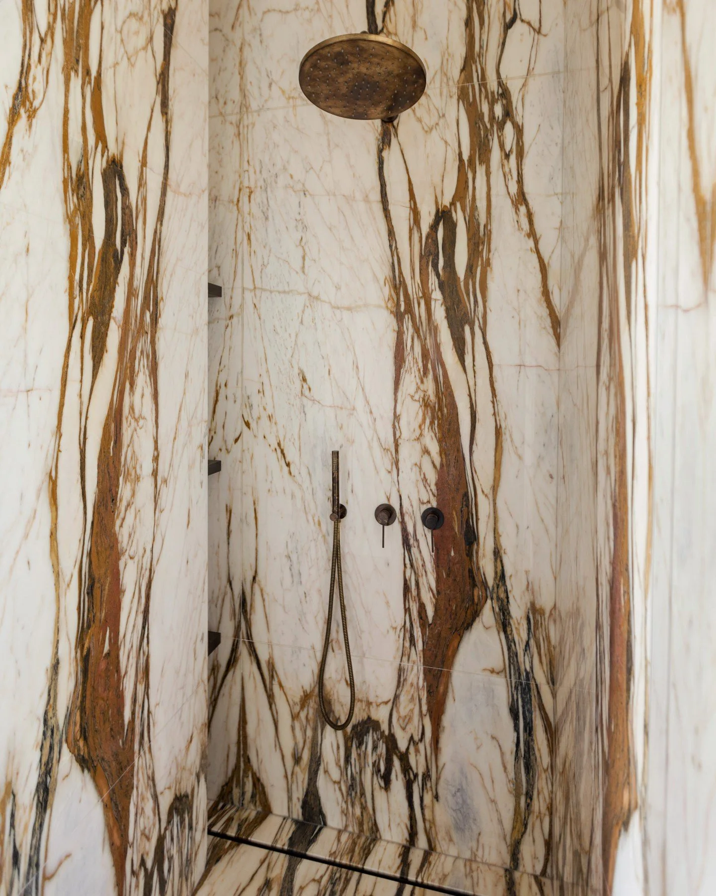 Bathroom details - Project EP

Photos by Vencislava Vasileva @vencislava_vasileva

#agape #treemme #calacattacopper