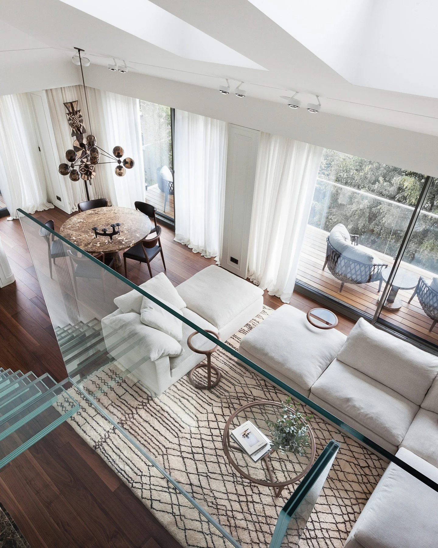 The bigger picture and the details - Project EP

Photos by Vencislava Vasileva @vencislava_vasileva

#agapecasa #rollandhill #ritzwell #restorationhardware #ceccotticollezioni #bebitalia #glassstaircase #benniouarain