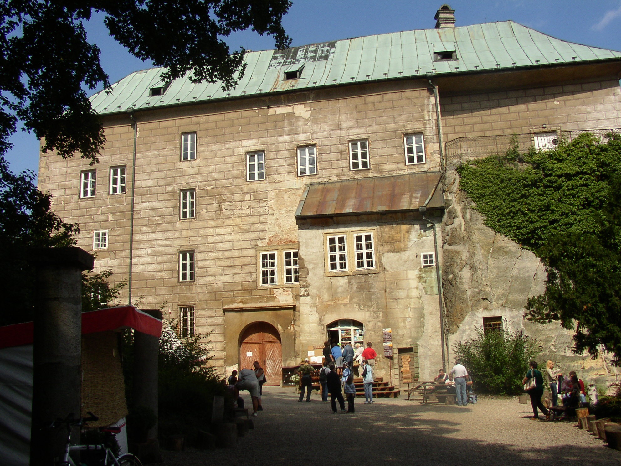 Front gate entrance to Houska Castle