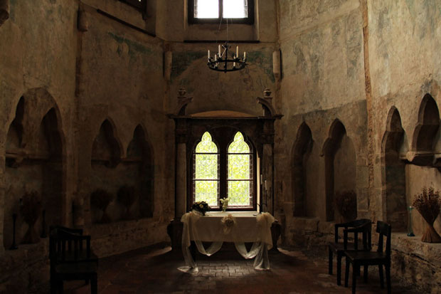 Image of Houska Castle's chapel, over which the fissure or "Gate to Hell" was built. Photo Credit by Scary Side of Earth on flickr , used with CC by 2.0 attribution.