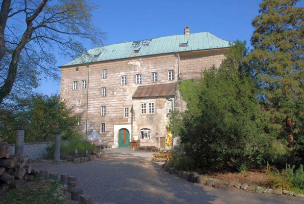 Wider shot of Houska Castle showing then front entrance. Photo Credit by Scary Side of Earth on flickr , used with CC by 2.0 attribution.