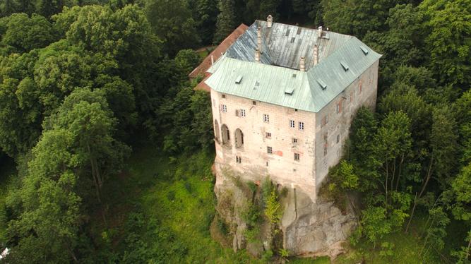 Another aerial angle of the castle, more clearly showing the rock outcropping on which it stands. Photo by Miroslav Šálek