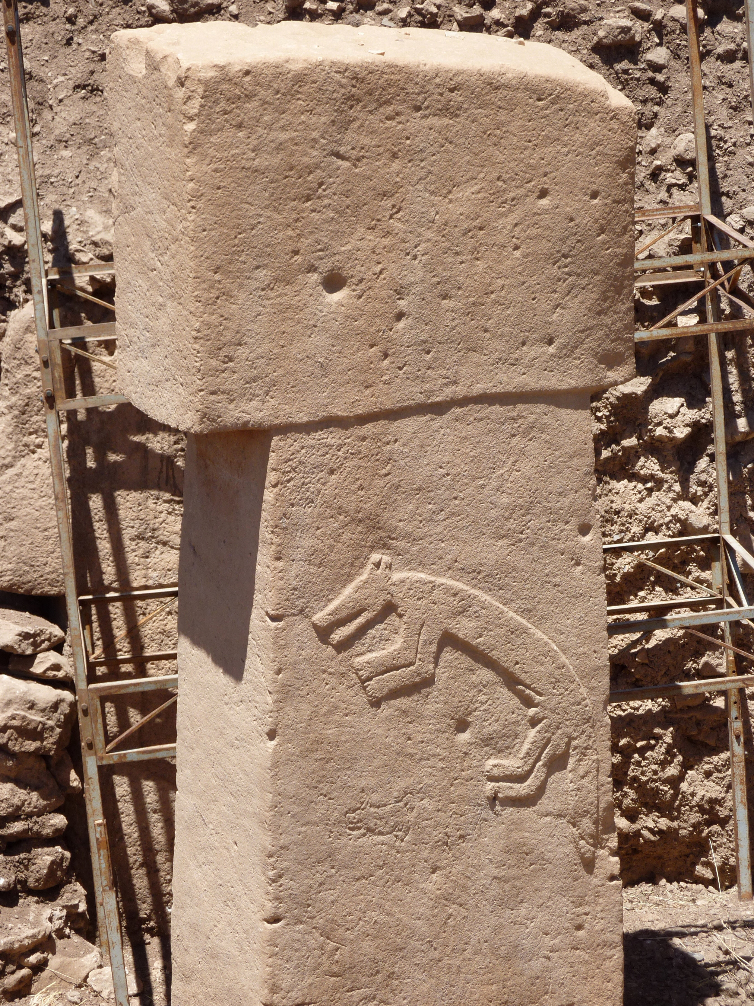 One of the carved pillars in a sanctuary ring. Photo Credit: Zhengan, CC by SA_4.0
