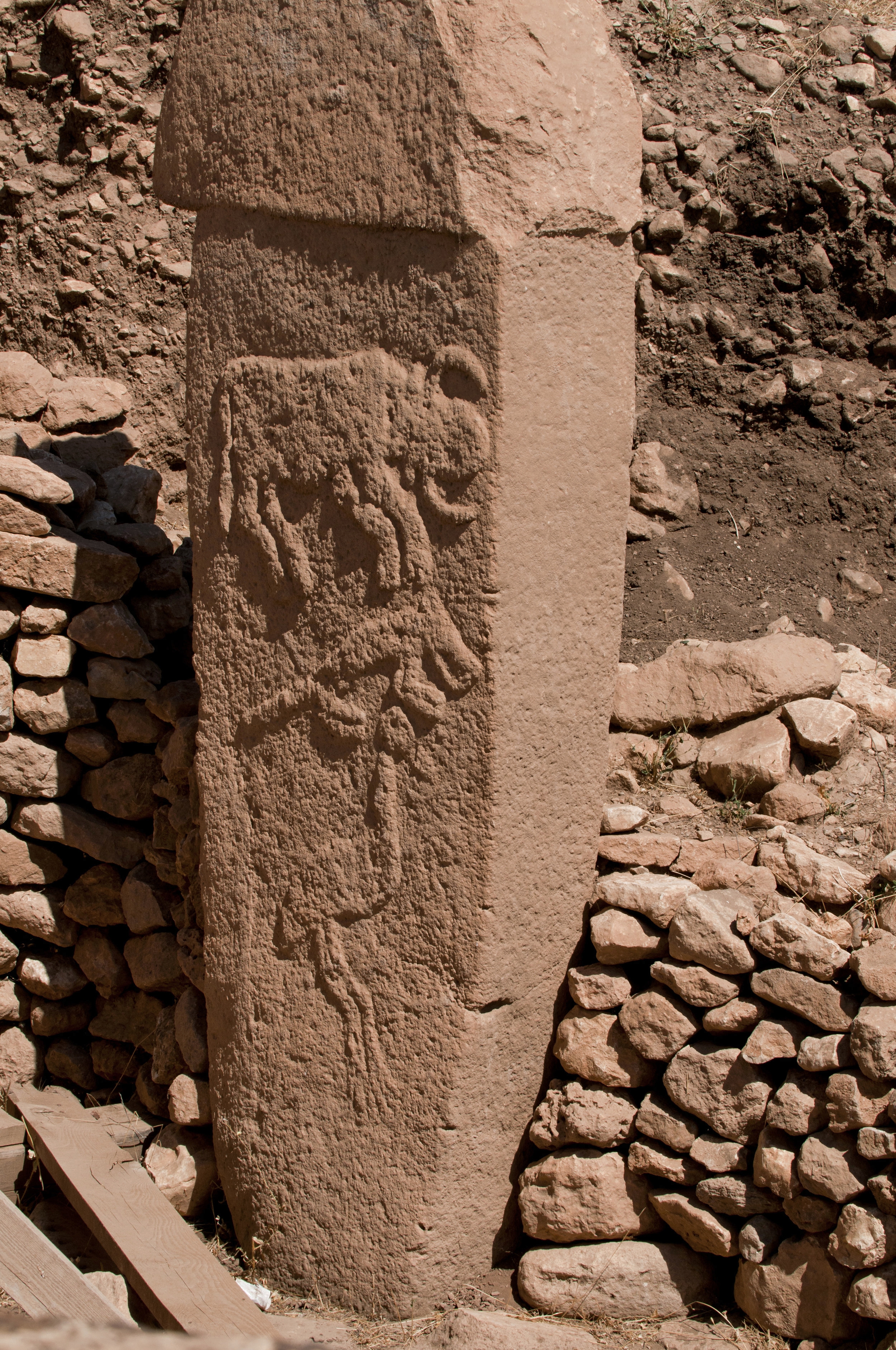 Pillar 2, Enclosure A, Layer3, with low reliefs of what are believed to be a bull, fox & crane. Photo by Teomancimit, used with CC BY-SA 3.0