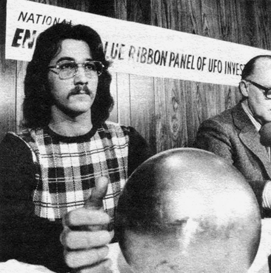  Terry Betz presenting the sphere at the National Enquirer’s Blue Ribbon Panel of UFO Investigators, New Orleans, LA 1974 