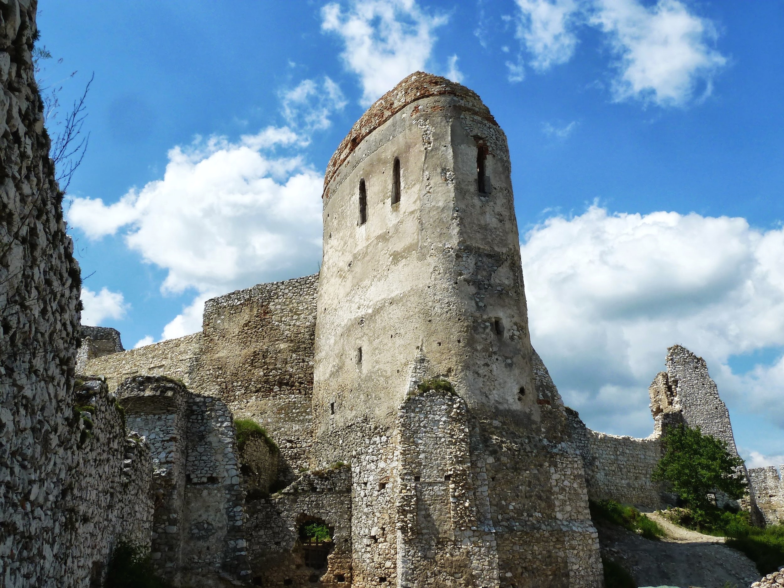  Main tower at Cachtice Castle, Slovakia.  Photo by  Jacomoman78  -  CC BY-SA 3.0  