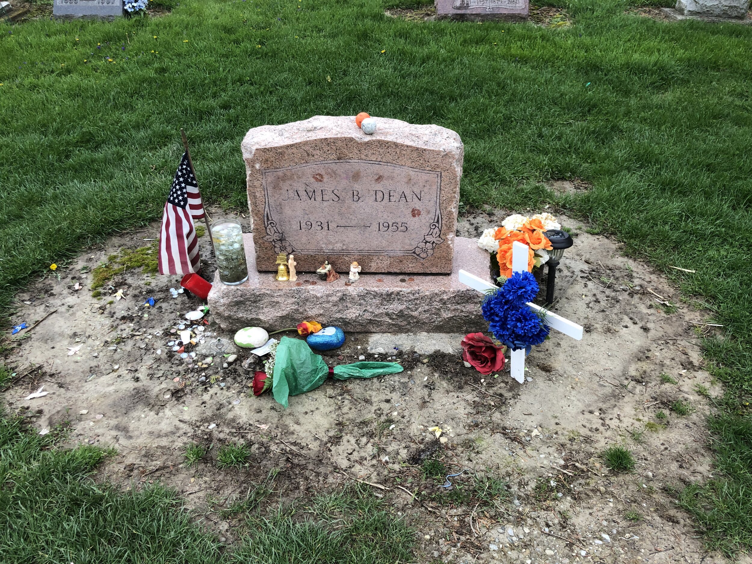  James Dean’s headstone, ©2019 Jill and Roger Pingleton. Offerings of keys, coins, lipstick kisses, and other items are constantly left by fans. 