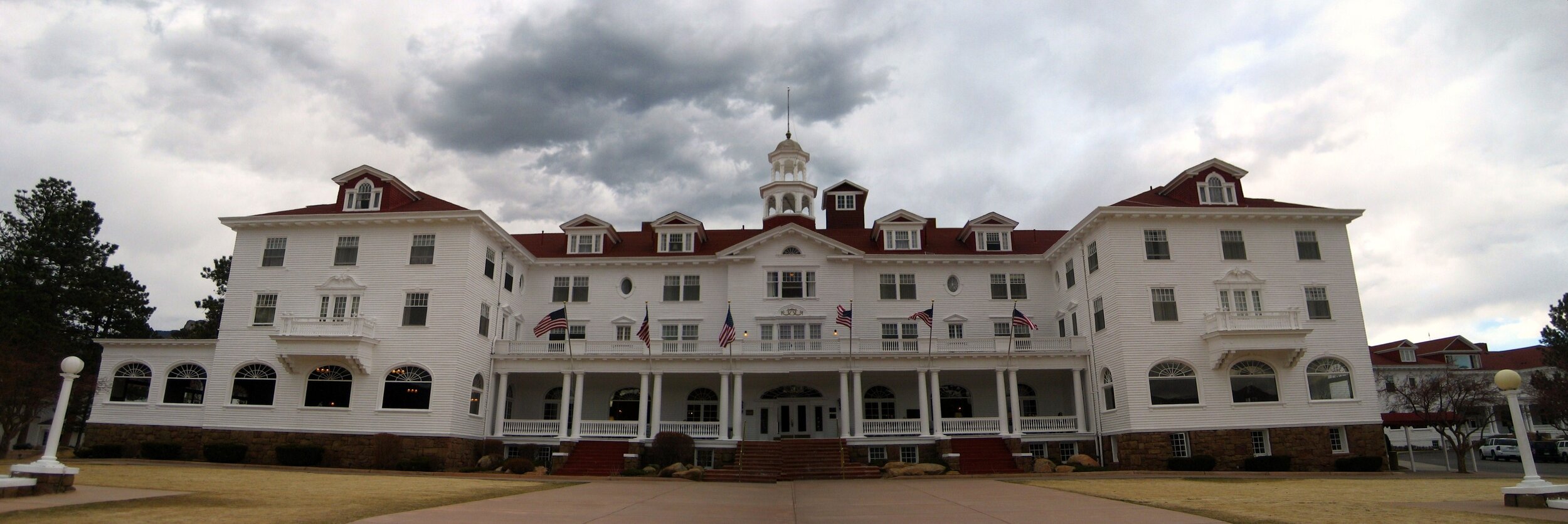  Panoramic view of the Stanley Hotel, photo by Ben Ramirez ©March 2009; use by  CC BY 2.0  